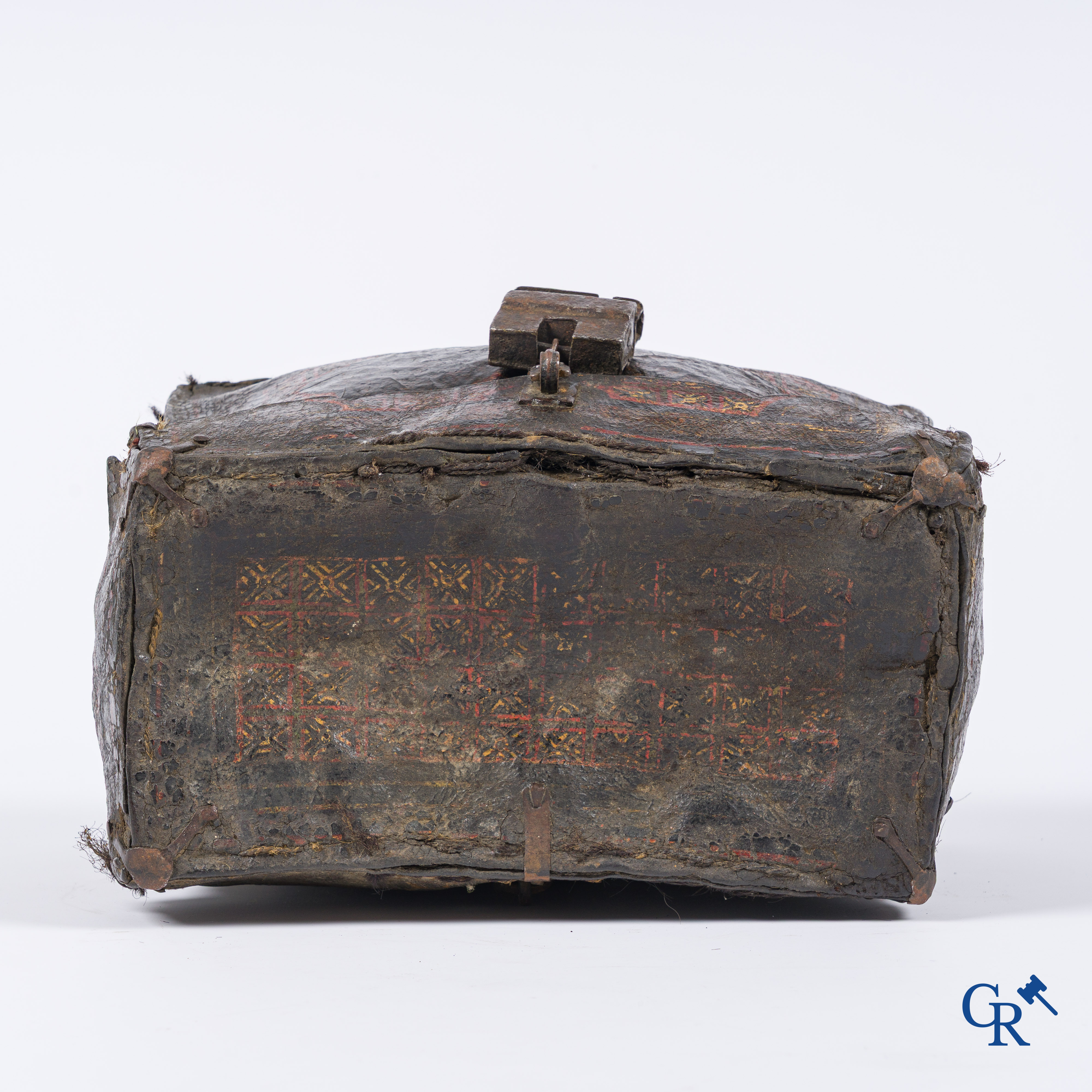 Antiek lederen geld of documenten koffer met origineel smeedijzer slotwerk.