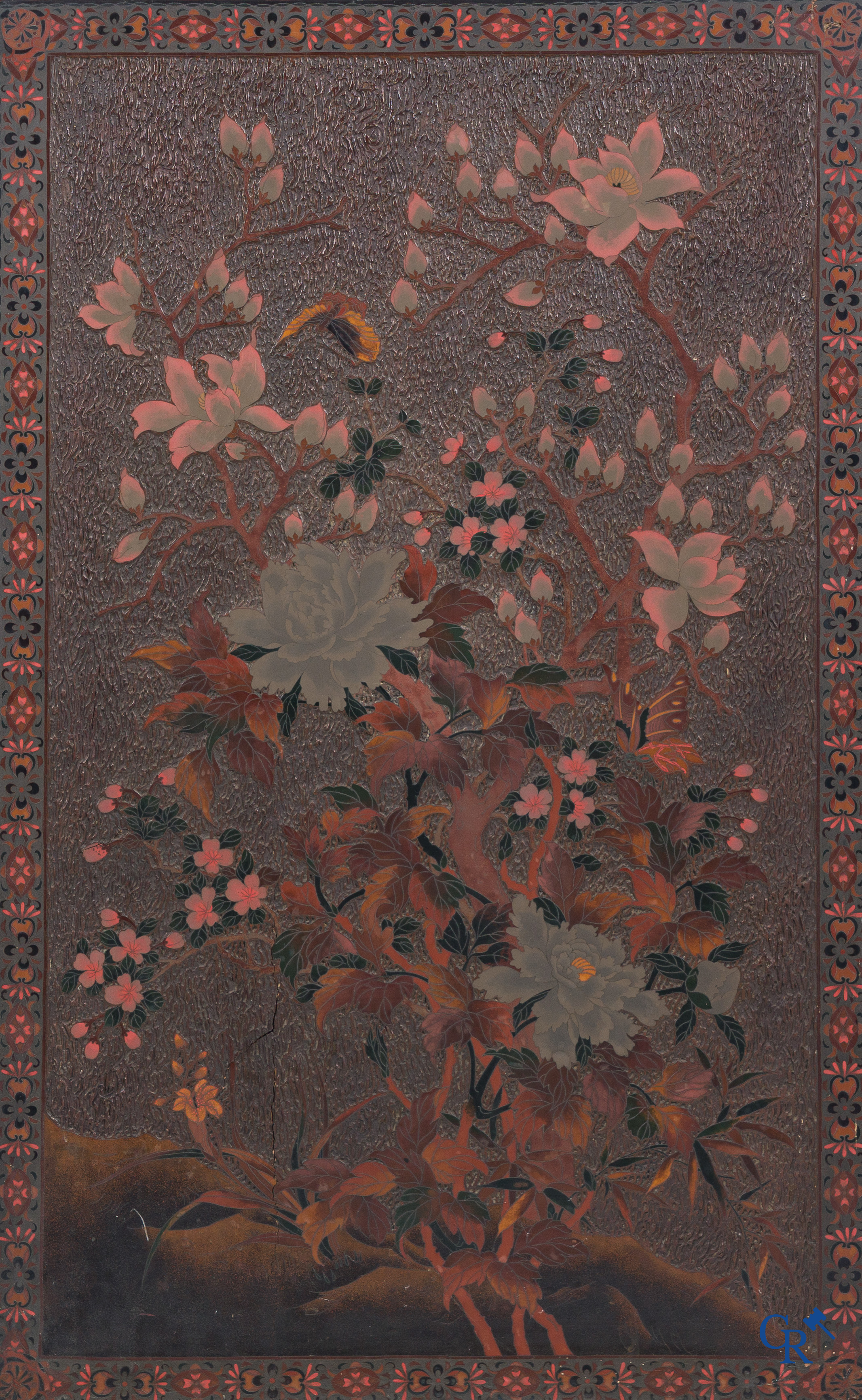 Aziatica, een groot houten paneel met lakwerk en inlegwerk. Bloemen en vlinder decor. 19e eeuw.