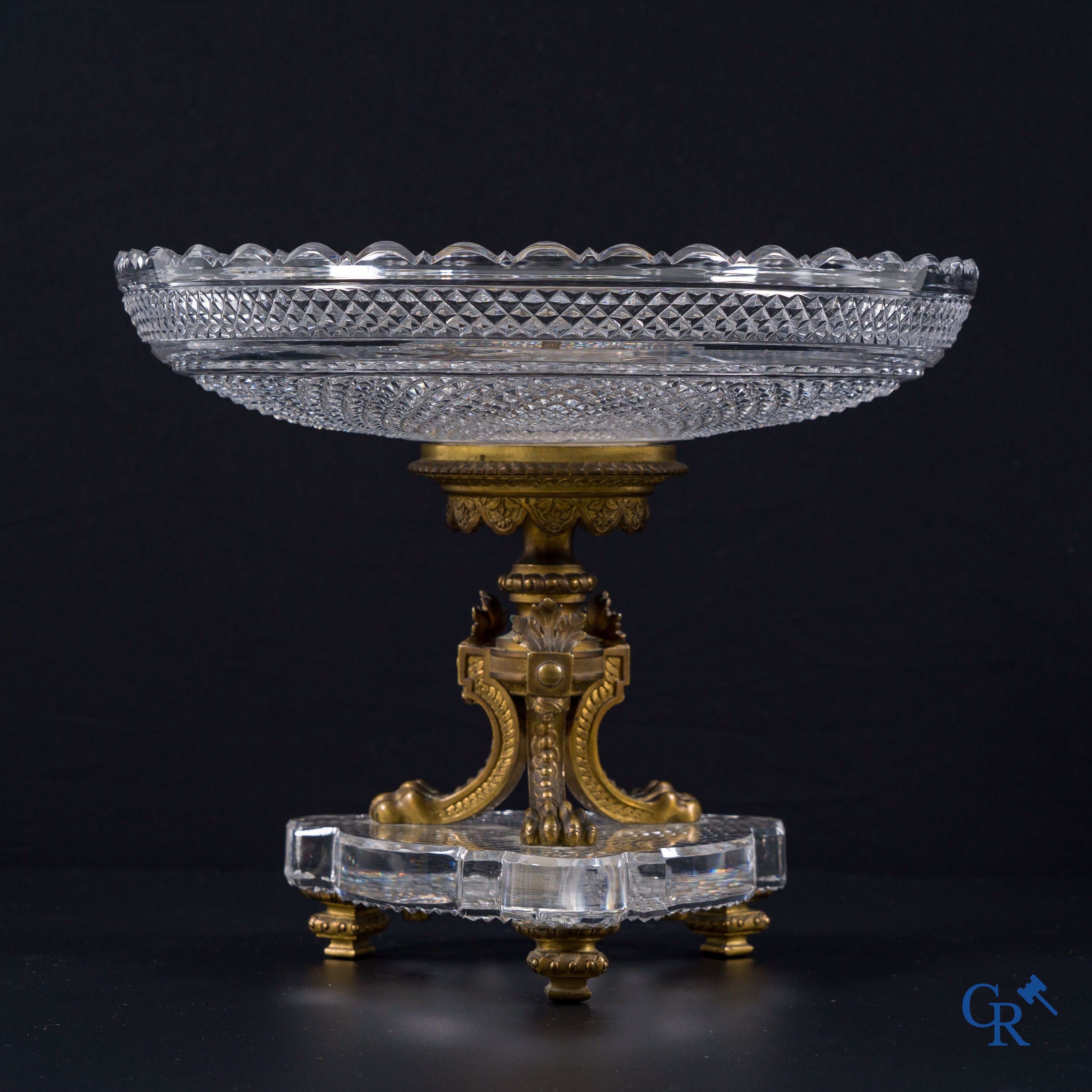 Beautiful "milieu the table" or centerpiece in gilded bronze and Baccarat crystal. Late 19th century, Napoleon III period.