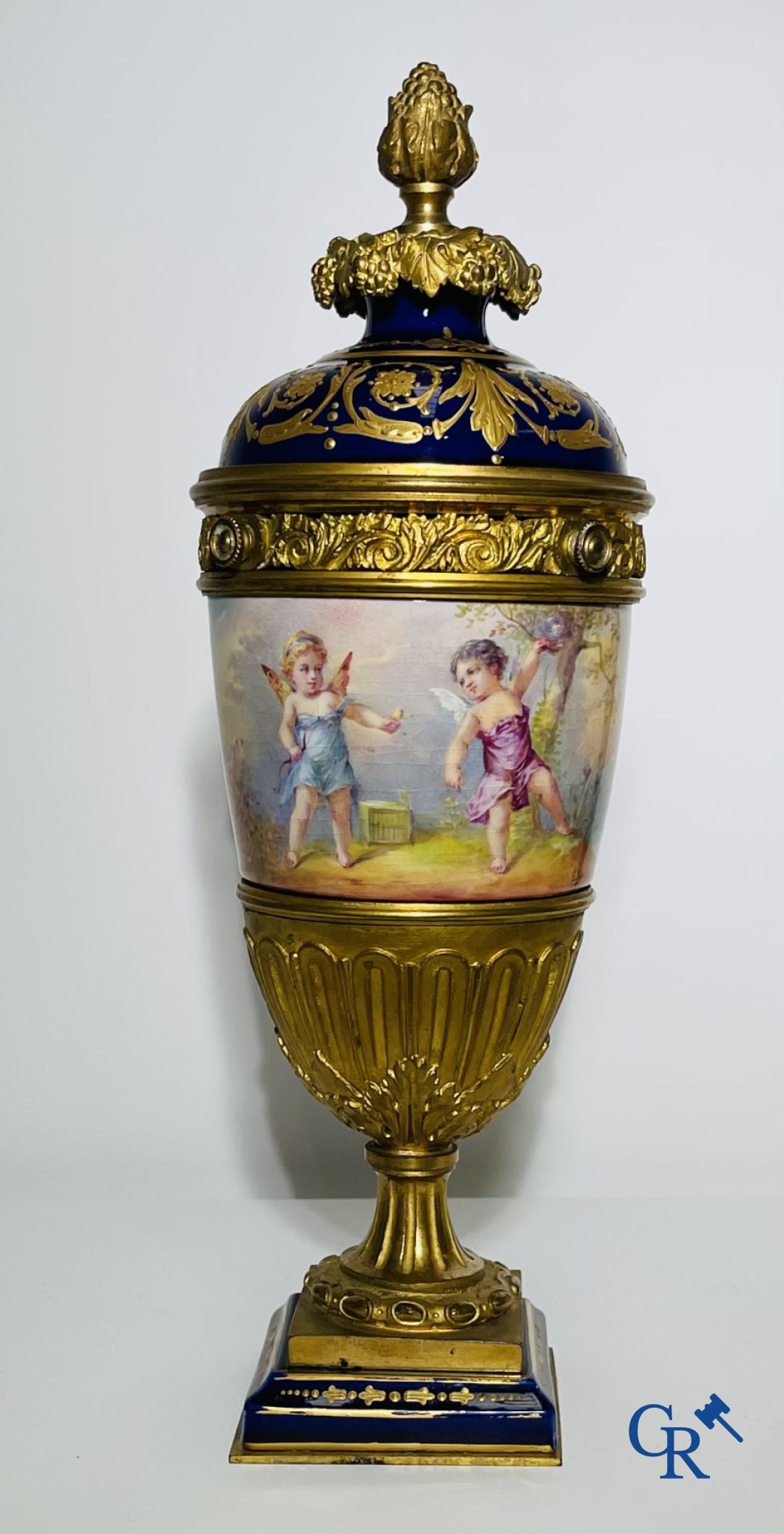 Porcelaine: Sèvres: Paire de vases en porcelaine de Sèvres montés en bronze. Napoleon III.