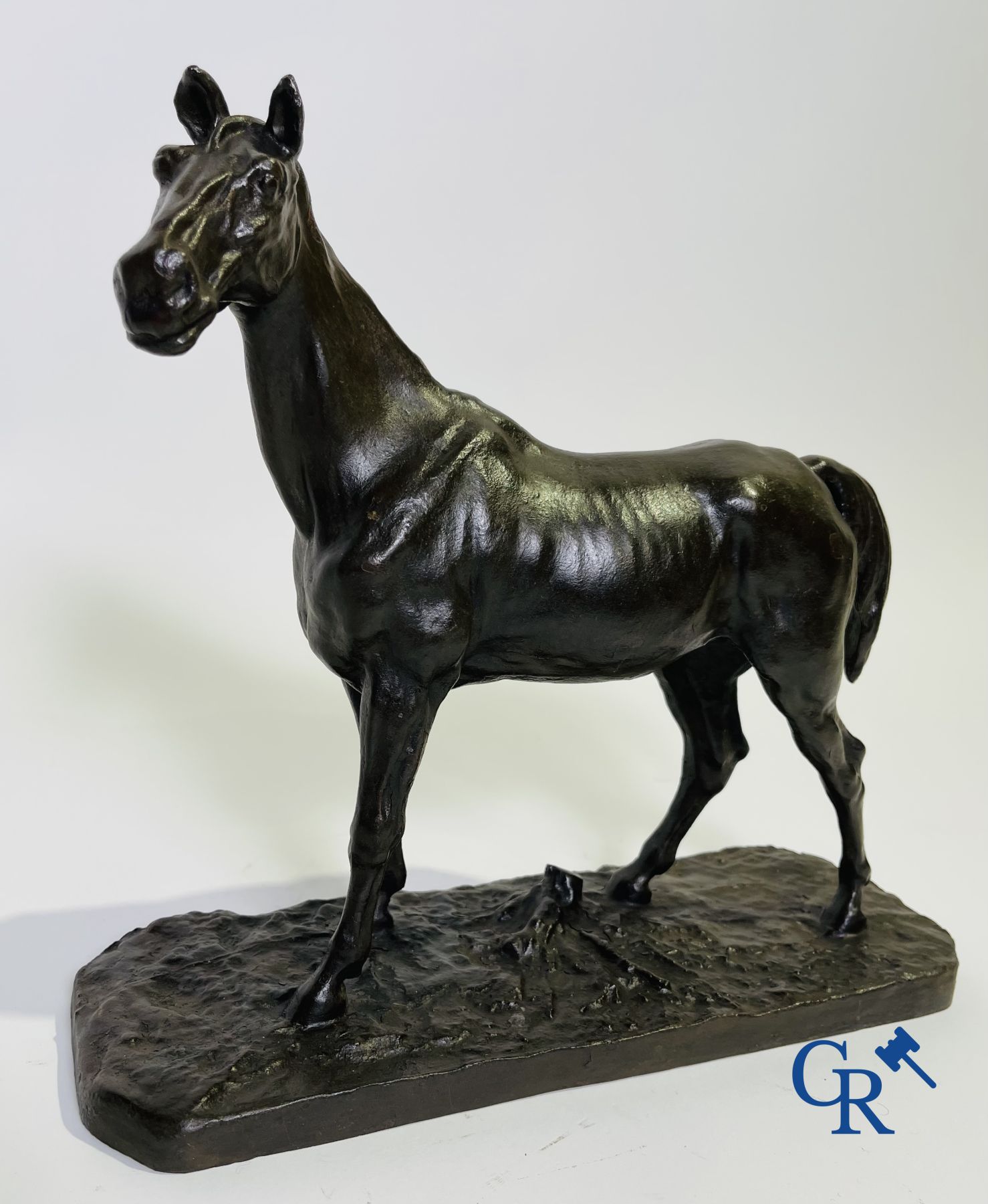 sculpture: 2 hunting bronzes and a horse in metal (cast iron).