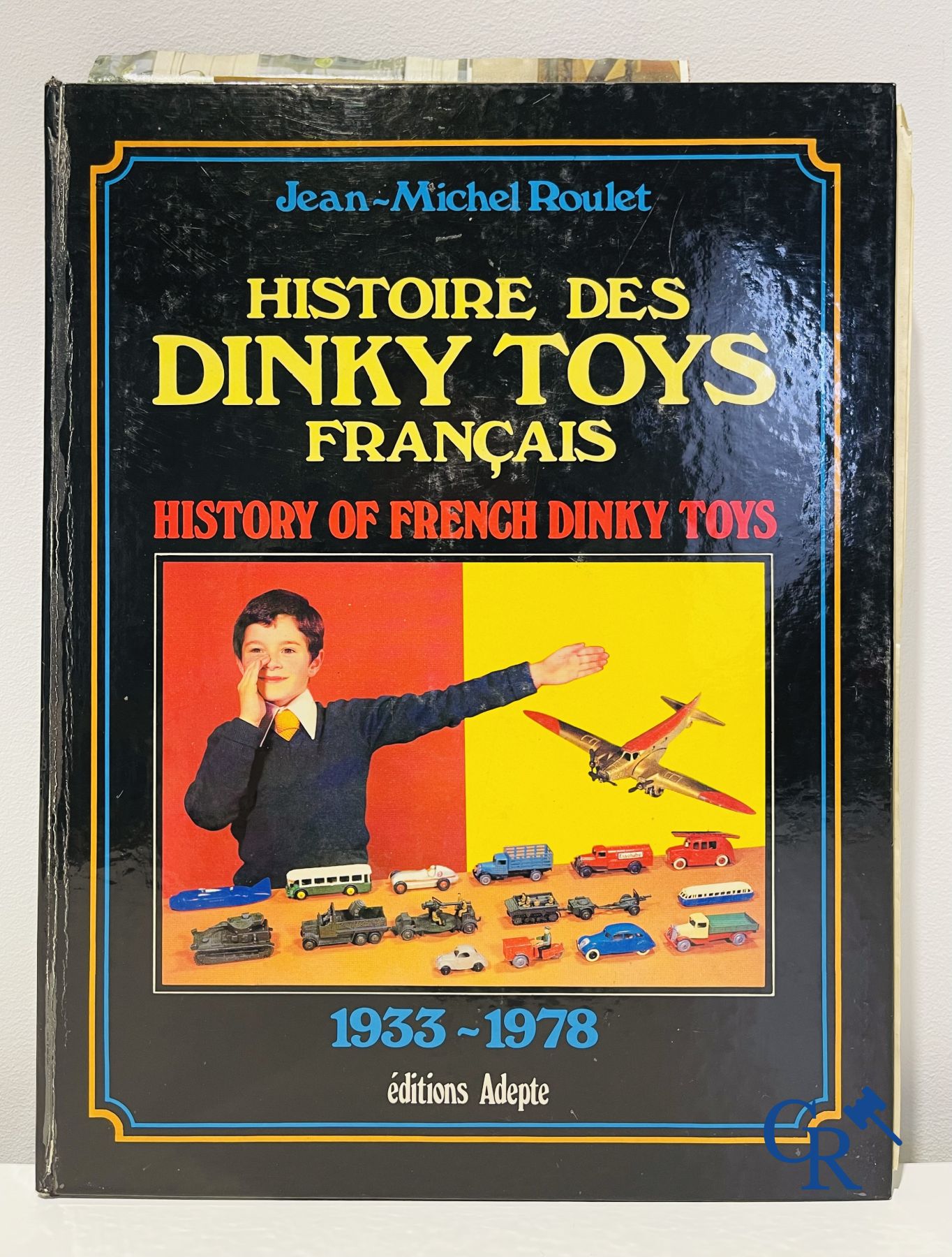 Old toys: A lot with 13 books on old toys.