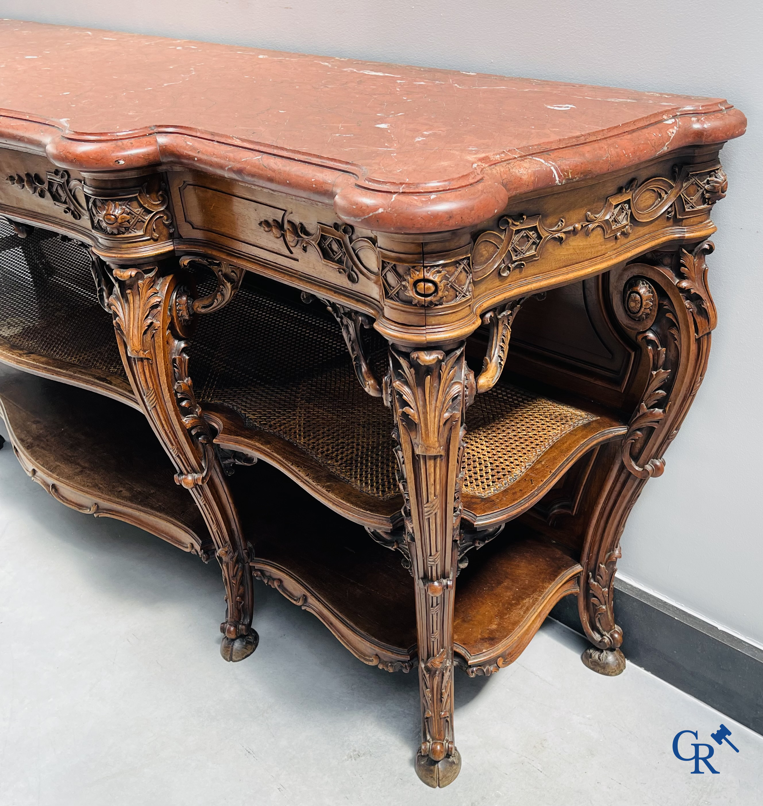 Maison Roll, 42, Rue Faubourg St. Antoine Paris. Een uitzonderlijk desserte meubel in gesculpteerd notelaar. LXVI-Stijl.