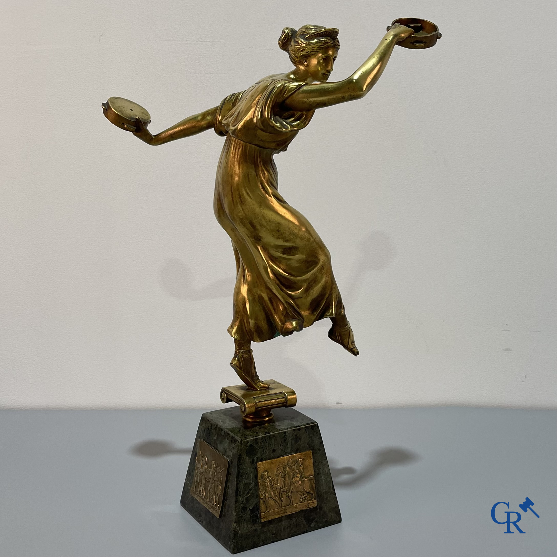 S. Lugli. Een bronzen Art Deco voorstelling van een danseres met tamboerijnen. circa 1910-1920.