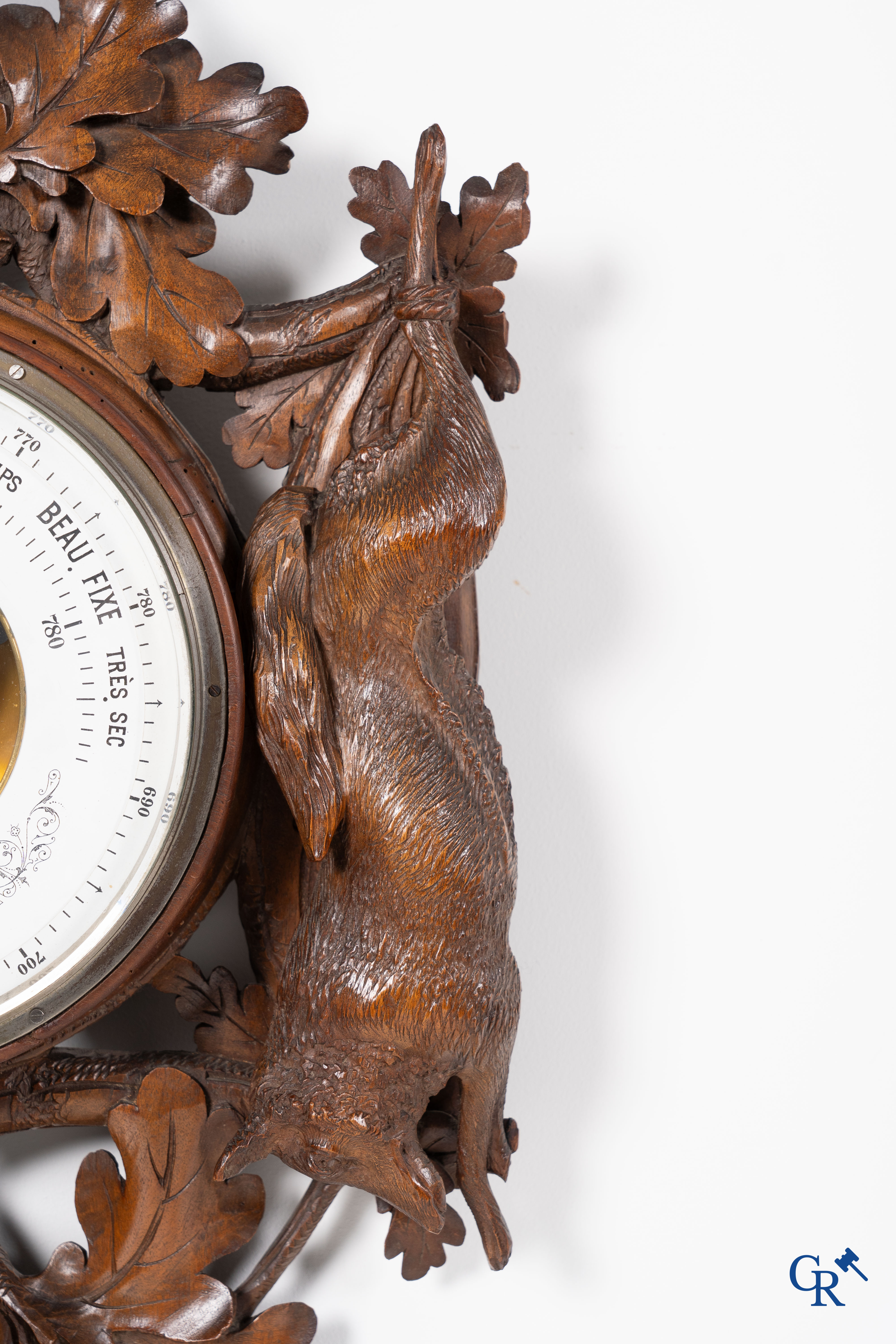 Houtsnijwerk: Brienz Zwitserland. Een grote barometer-thermometer in fijngesculpteerd lindenhout, circa 1900.