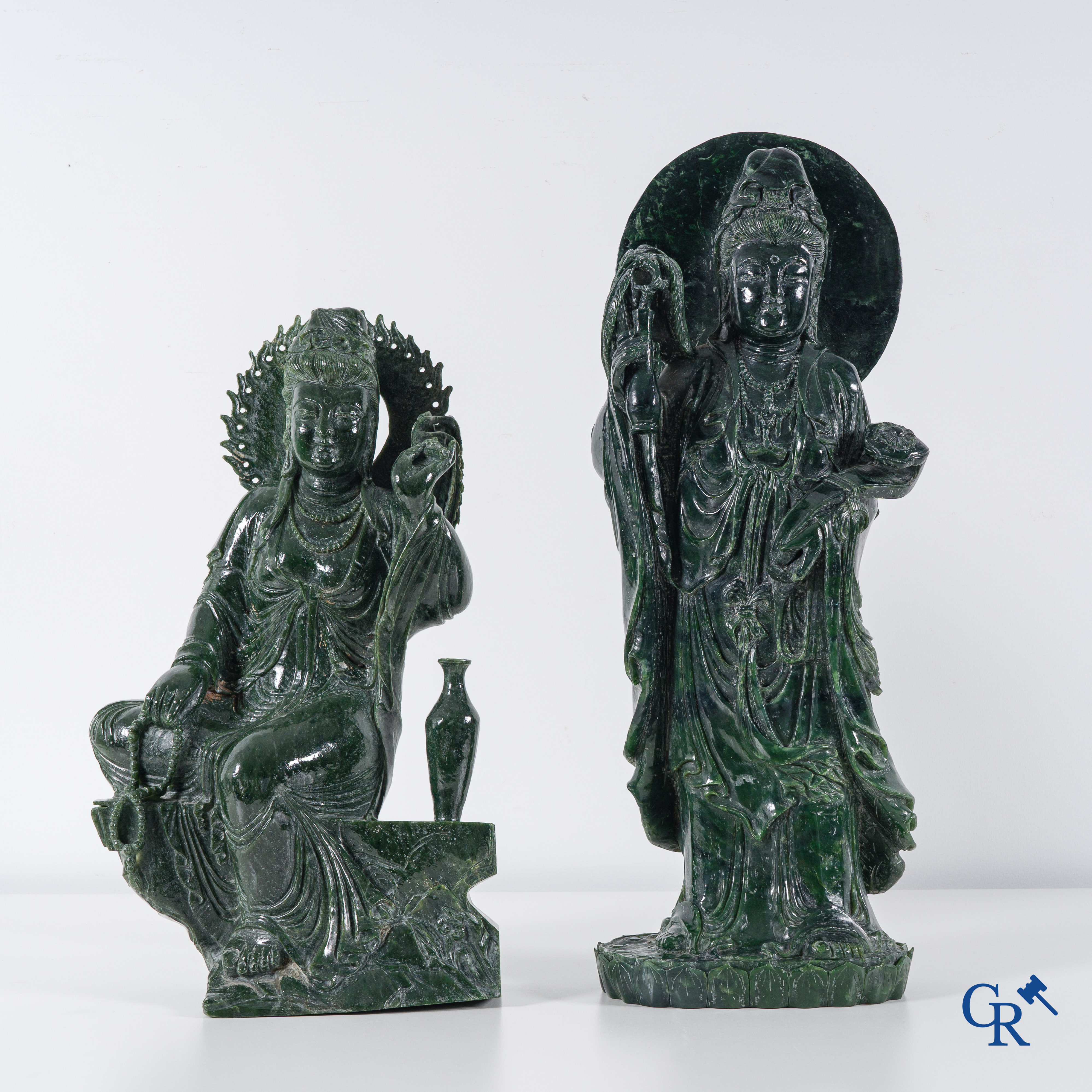 Aziatica: 2 Chinese Jadeïet figuren van een staande Guanyin met scepter en een zittende Guanyin. 2de helft 20e eeuw.