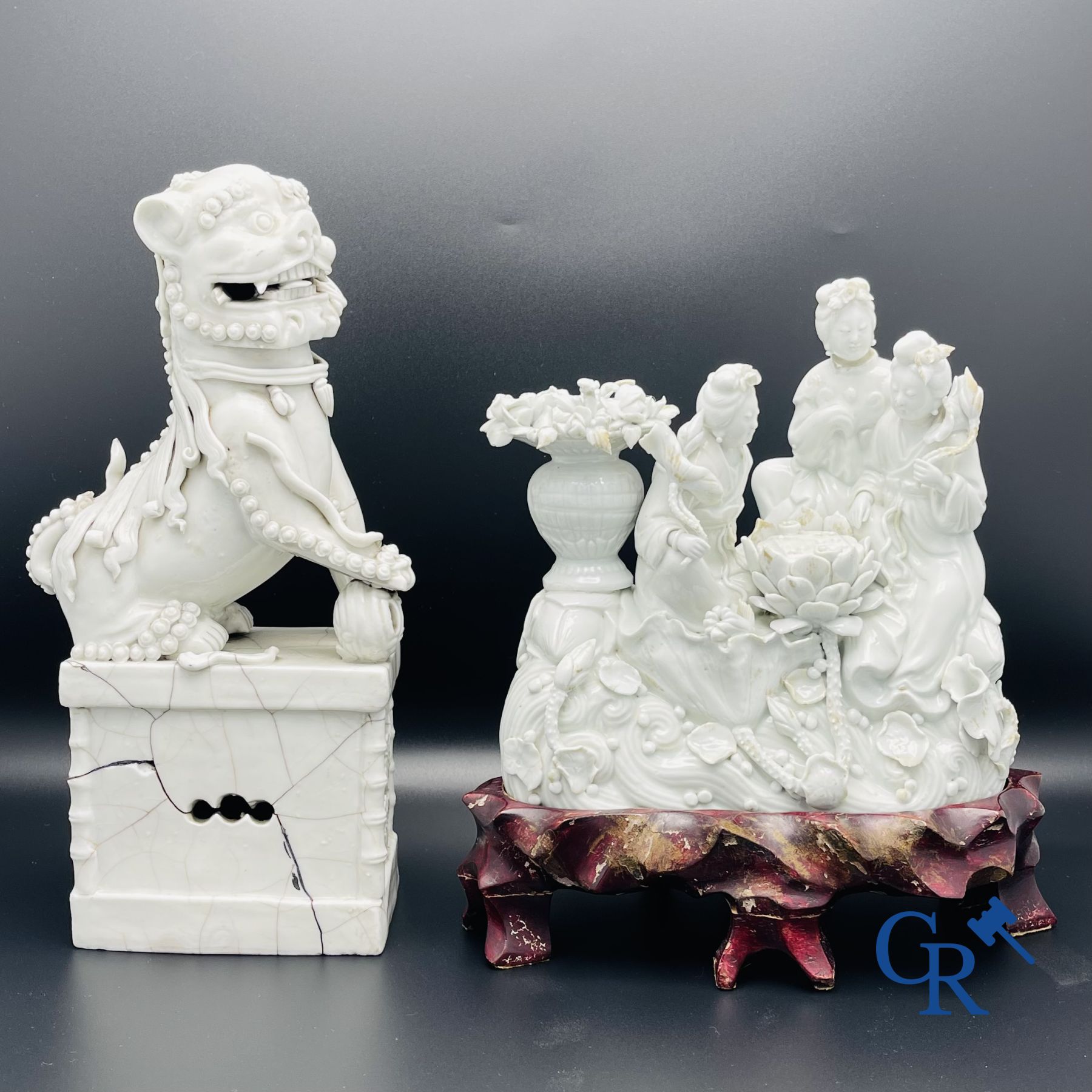 Porcelaine chinoise: Un lion bouddhiste et un groupe en blanc de Chine.