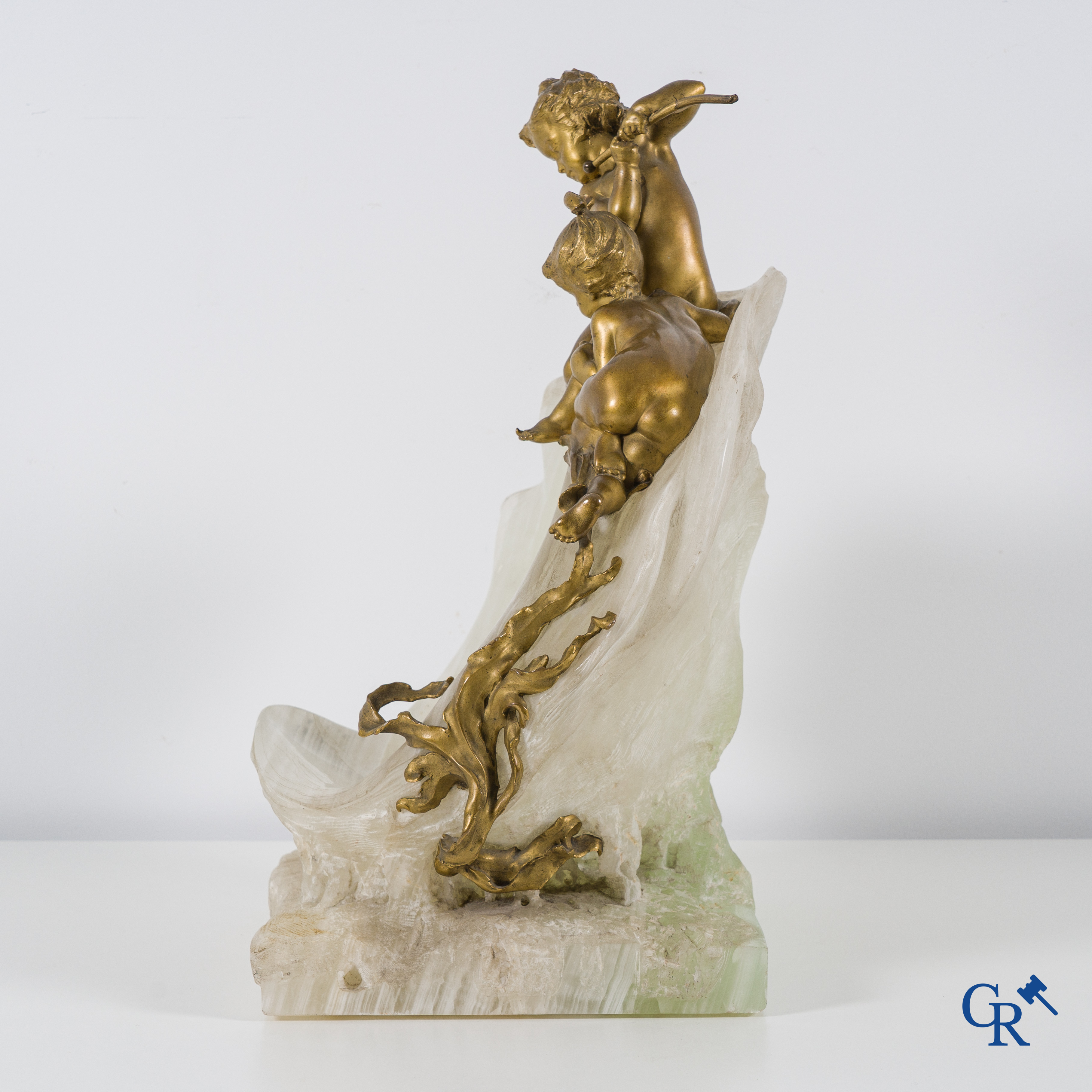 Henri Pernot (1859 - 1937) 2 putti jouant sur un grand coquillage ouvert. Onix blanc et bronze doré. Vers 1900.