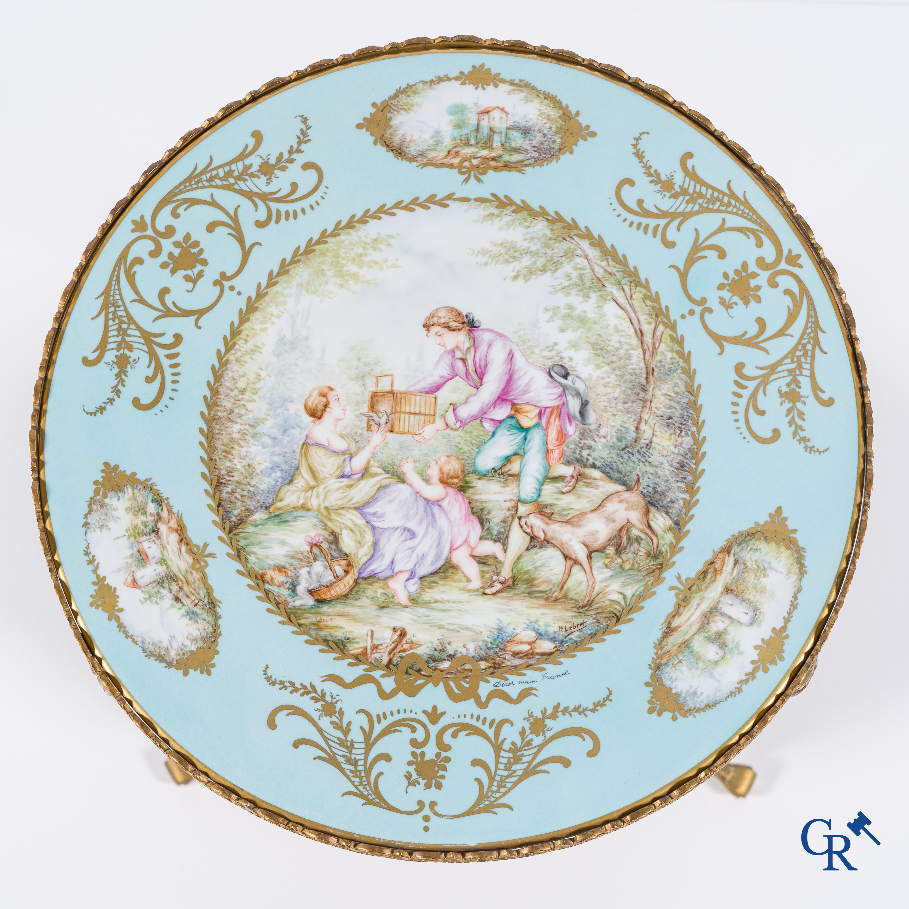 Porcelaine européenne: Limoges dans le goût de Sèvres. Table basse ronde en bronze et porcelaine signée M. Lebret.