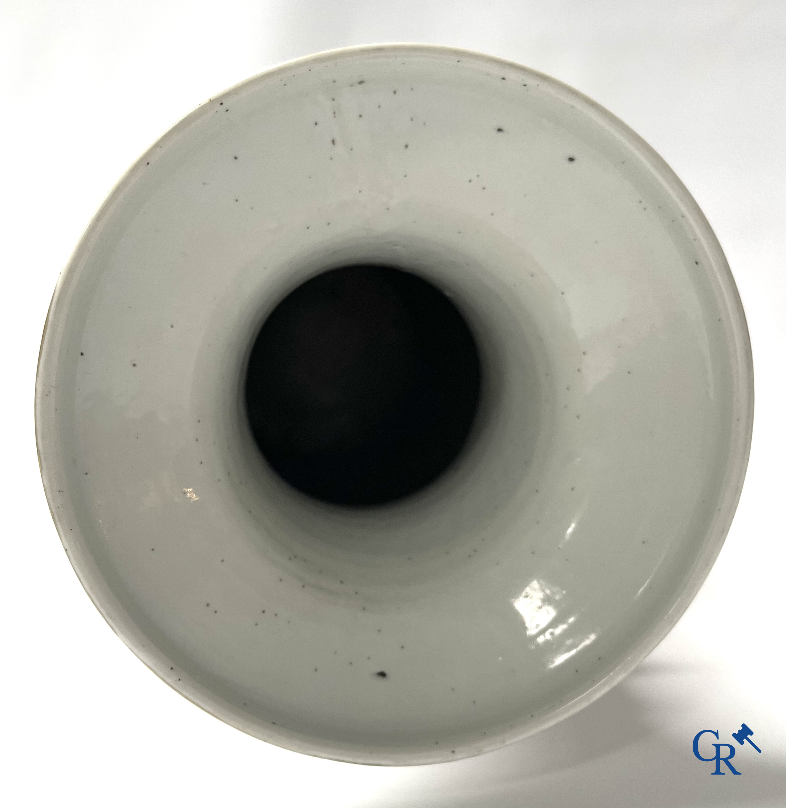 Aziatica, 2 Chinese famille rose vazen gedecoreerd met antiquiteiten en een kalligrafische tekst. 19e eeuw.