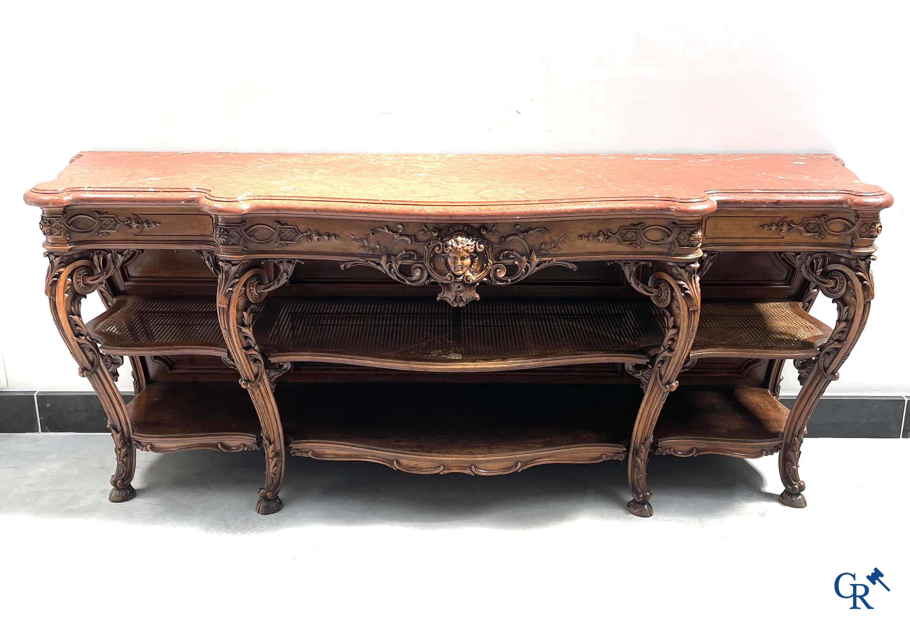 Maison Roll, 42, Rue Faubourg St. Antoine Paris. Een uitzonderlijk desserte meubel in gesculpteerd notelaar. LXVI-Stijl.