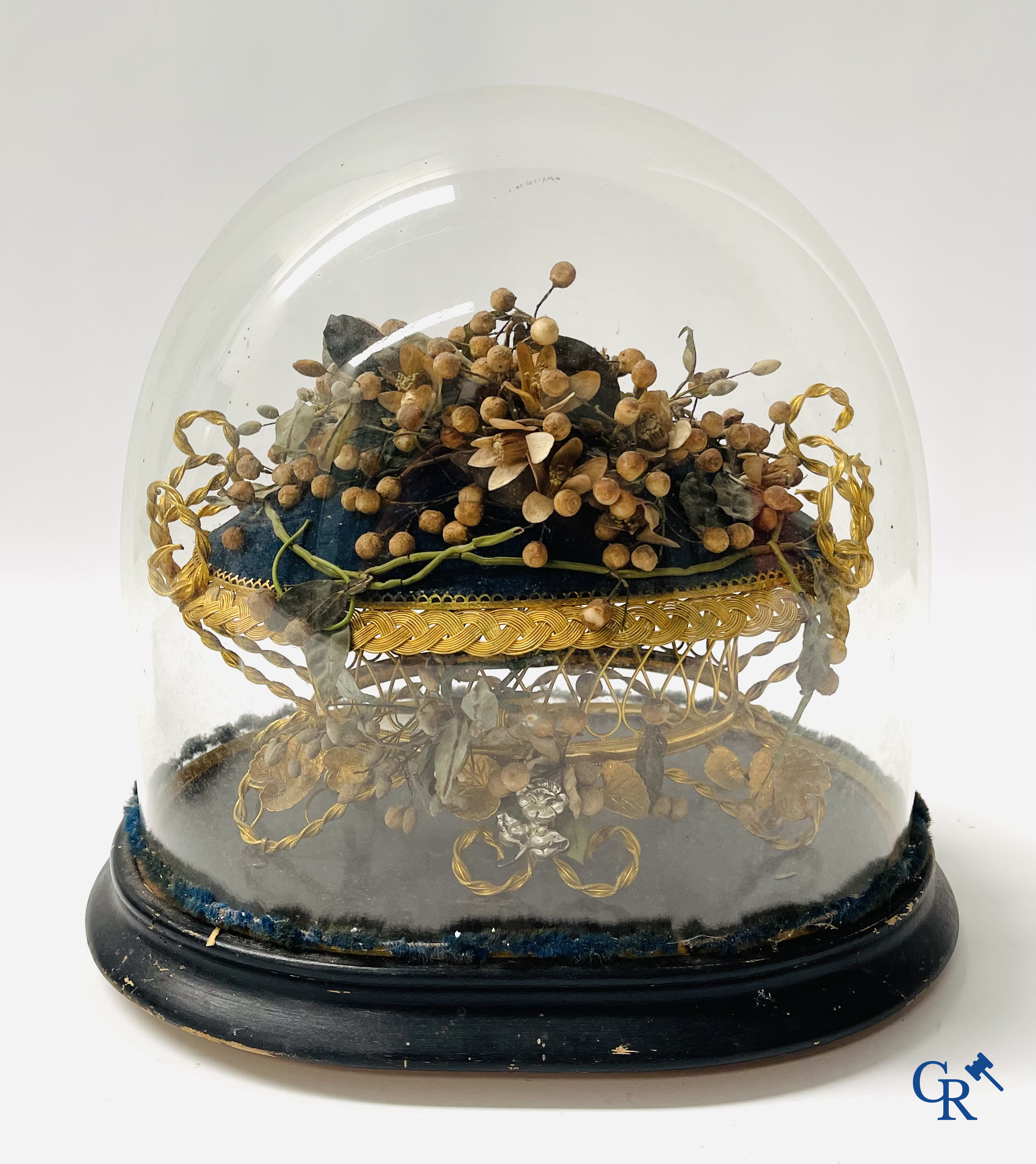 2 globes en verre avec un bouquet de mariée sur un coussin avec un pied en métal doré et un pied en porcelaine de Paris.