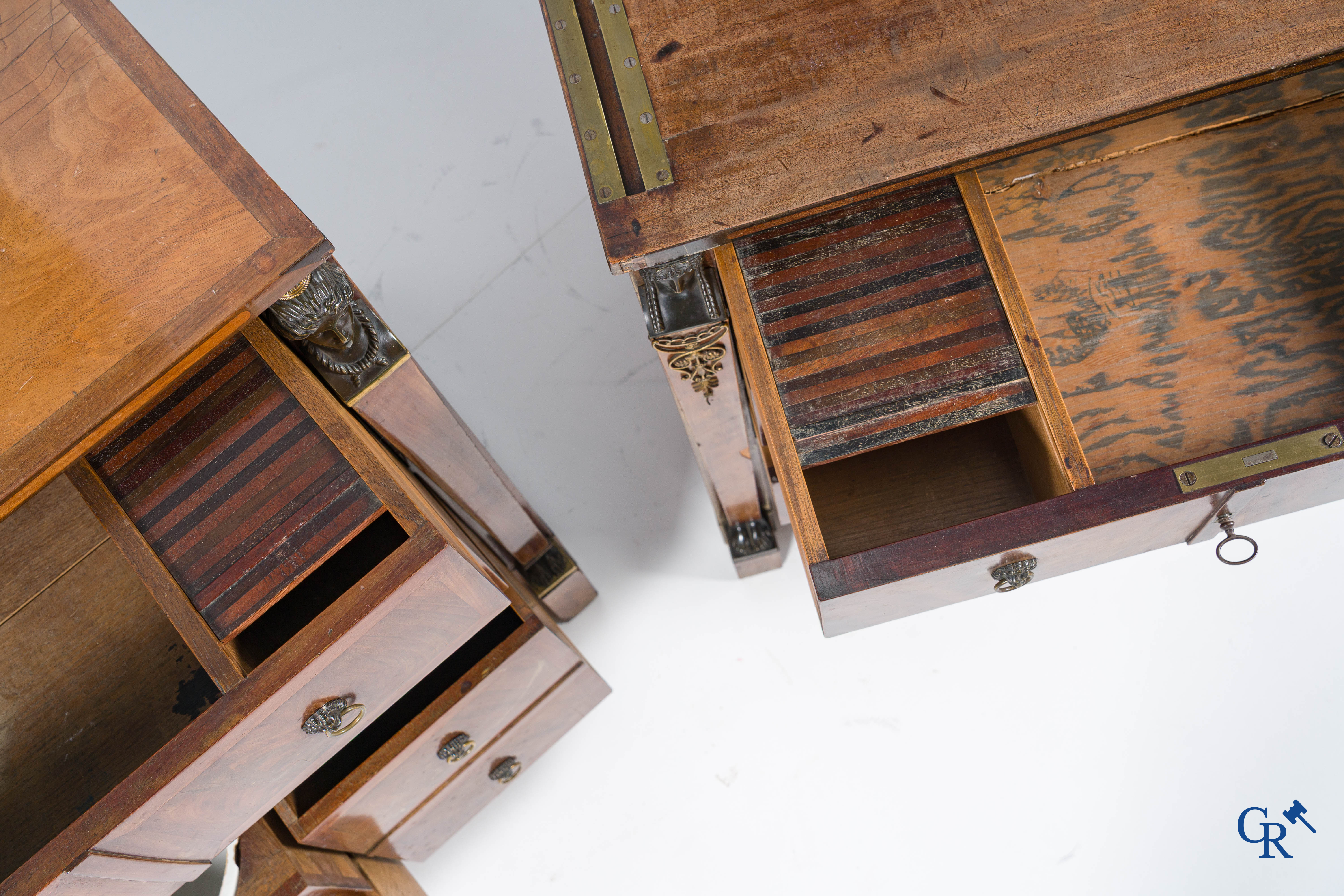 Chapuis, een mahonie houten herenkaptafel en dames toilettafel met geciseleerde bronzen. Empire, circa 1810.