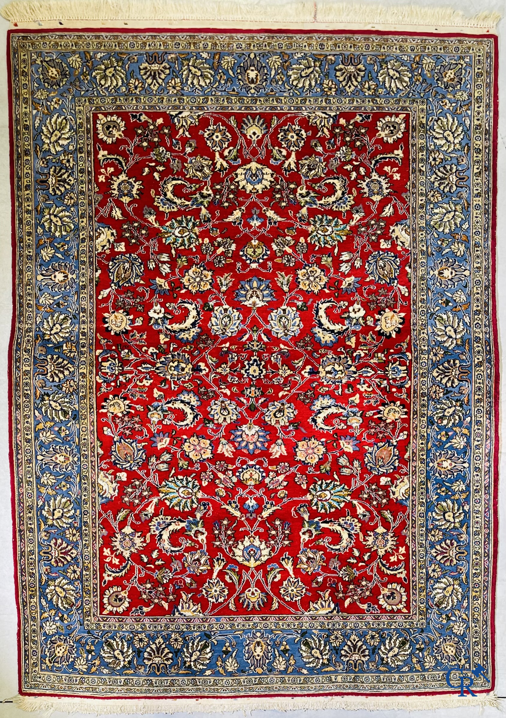 Tapis d'orient: Iran, tapis persan finement noué à la main avec un décor floral sur fond rouge et bleu.