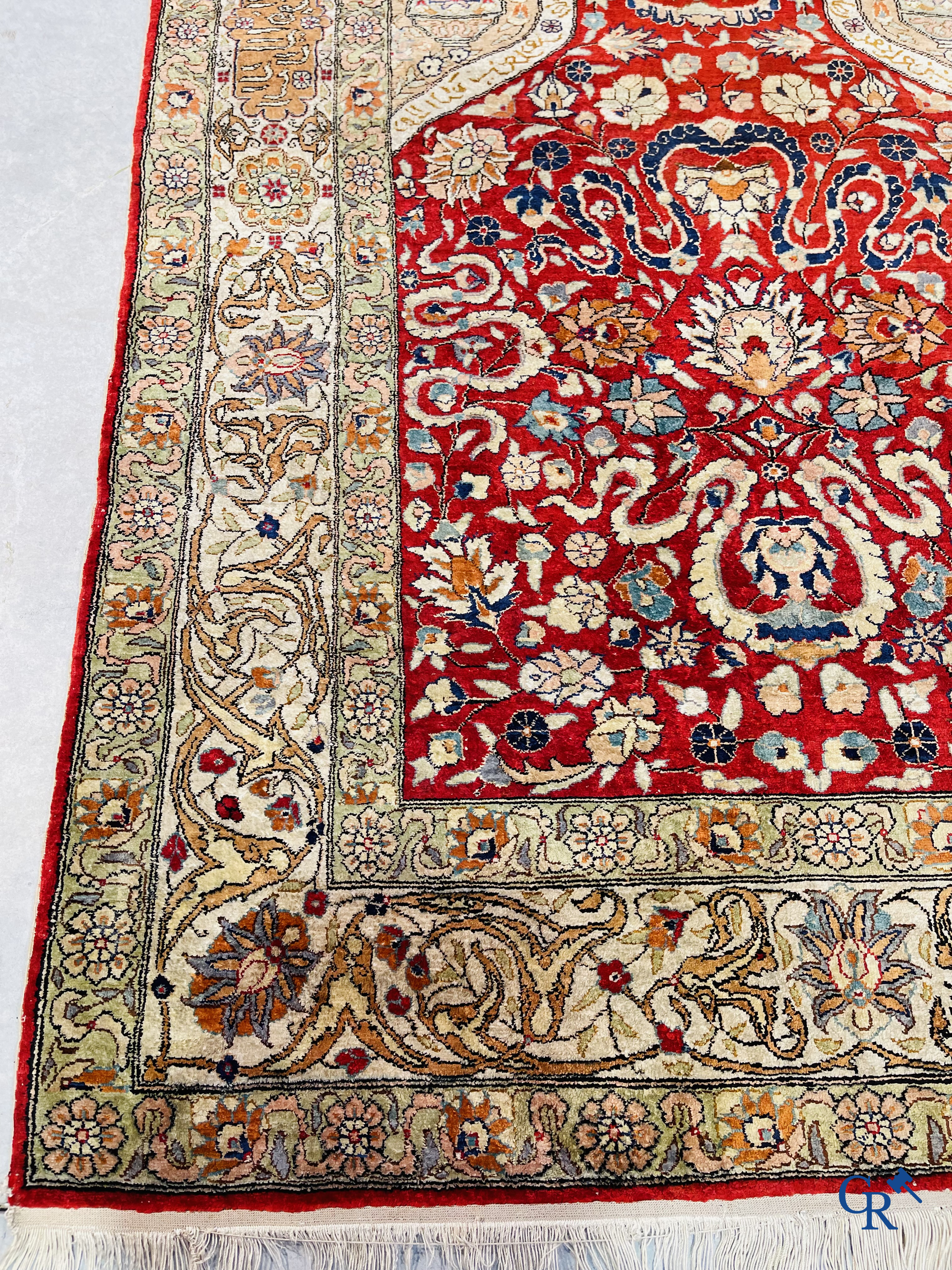 Tapis d'Orient: Hereke, un tapis en soie finement noué avec des inscriptions et des oiseaux dans un décor floral.