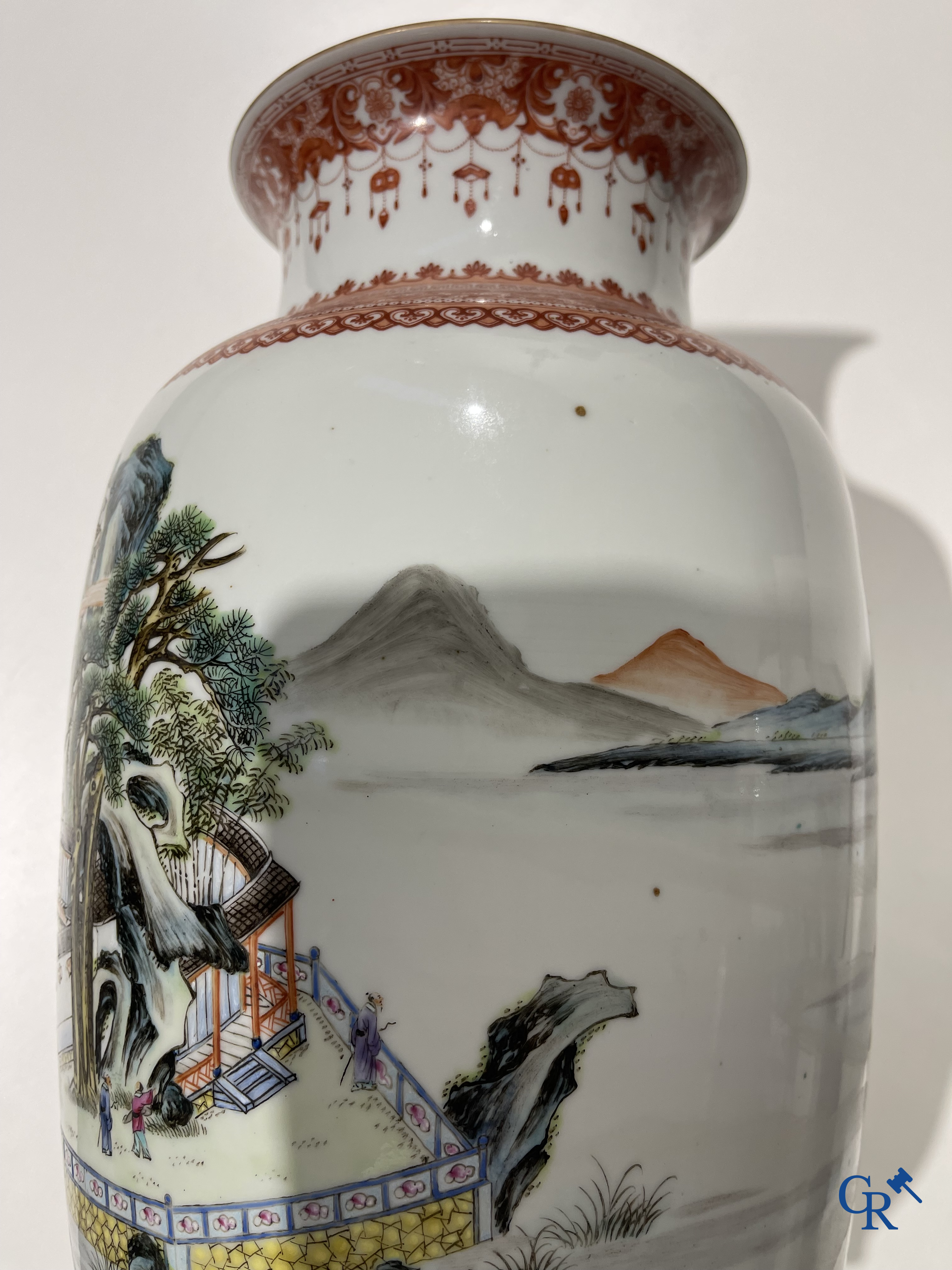 Art Asiatique, porcelaine chinoise. Une paire de vases chinois avec un décor de chevaux et de personnages.