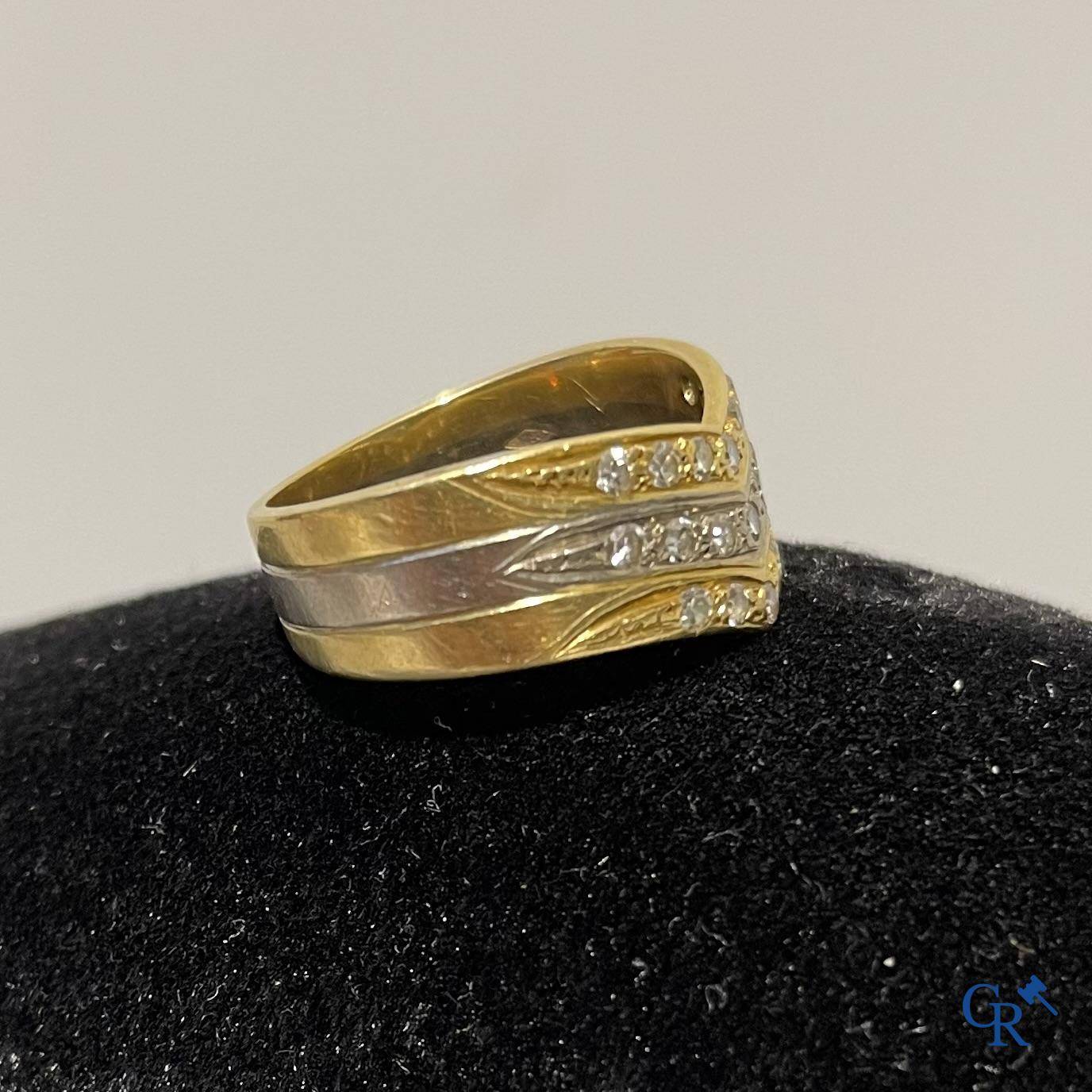 Juwelen, een ring bi-color in goud 750°/00 bezet met 19 kleine briljanten.