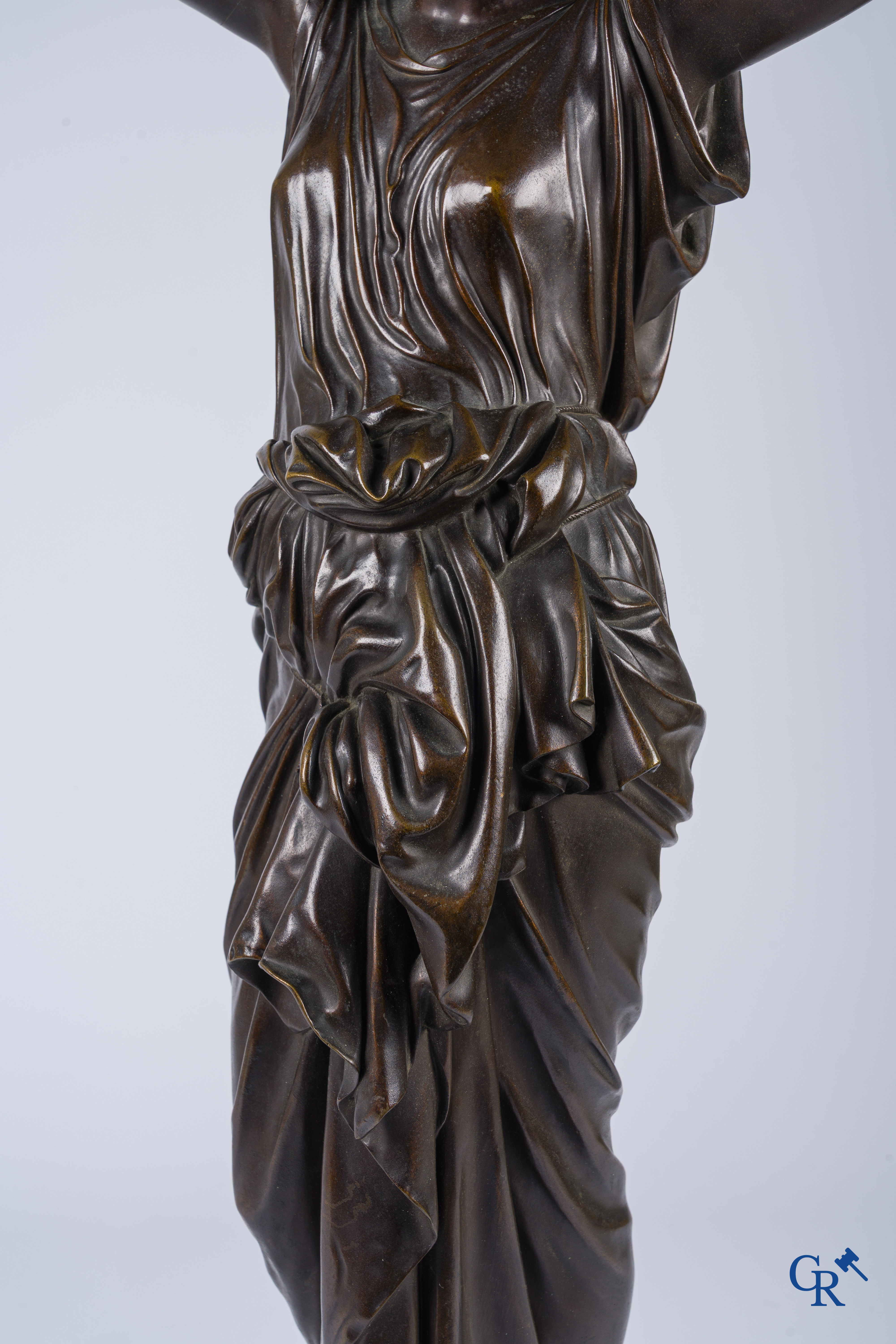 Louis Léon Cugnot (1835-1894) Une grande garniture de cheminée, 3 pièces en bronze "La Fileuse" Signé L. Cugnot.