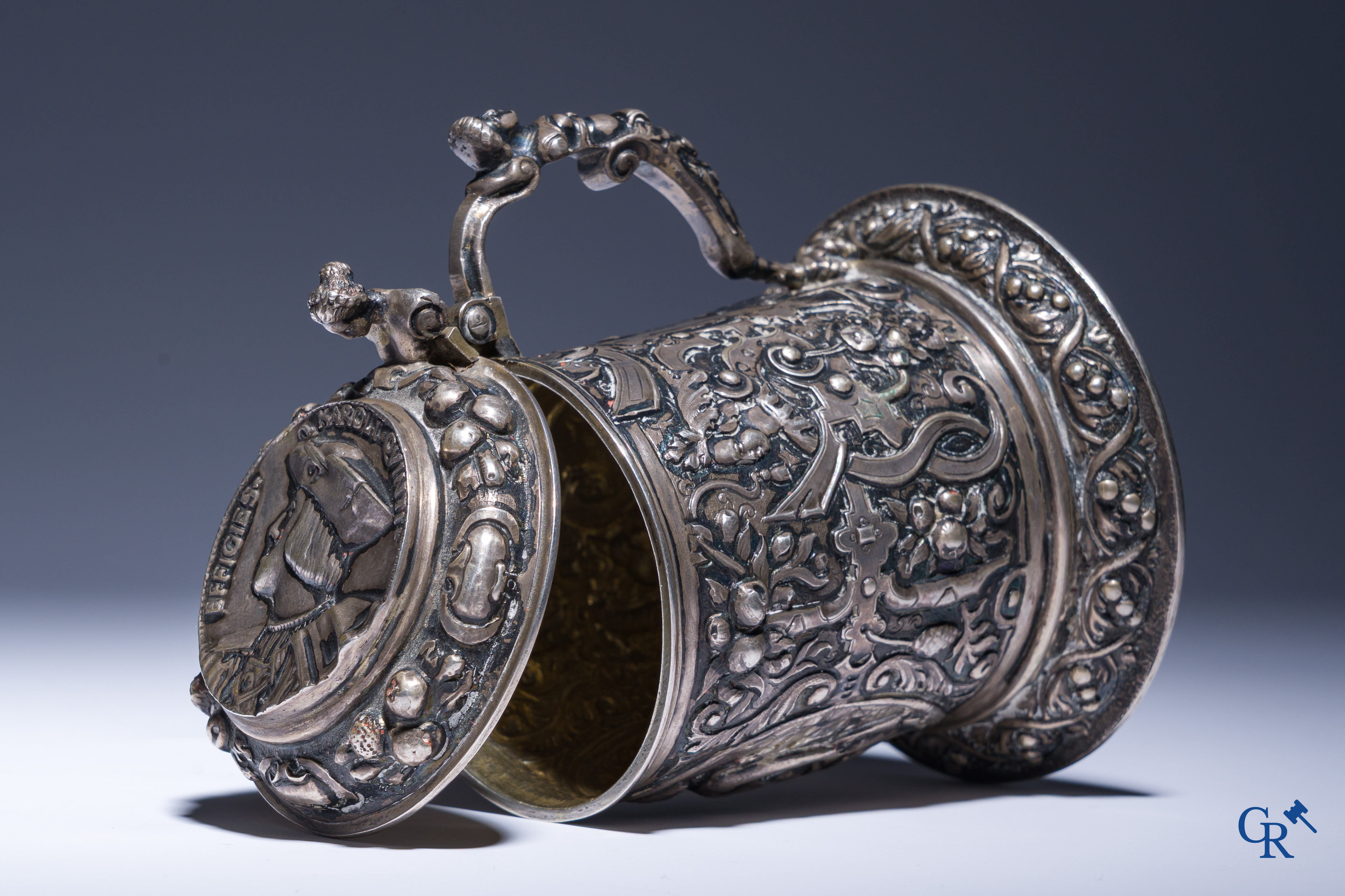 Zilver, Tankard. Profiel van Karel V "Karoli qvinti effigies" en een afbeelding van de Zuilen van Hercules.