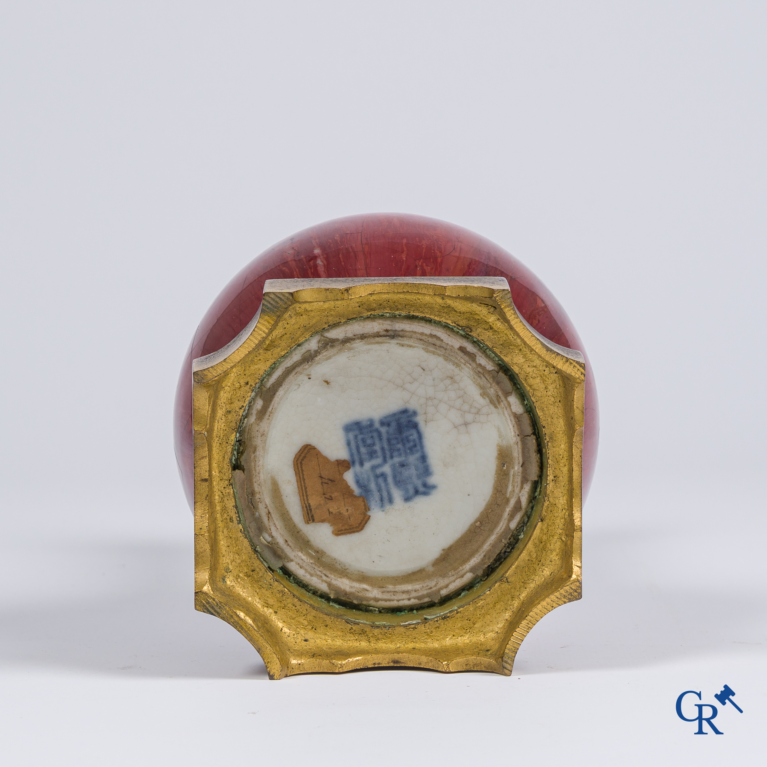 Aziatica, Chinees porselein. Een Chinese Sang de boeuf vaas met bronzen monturen. Gemerkt.