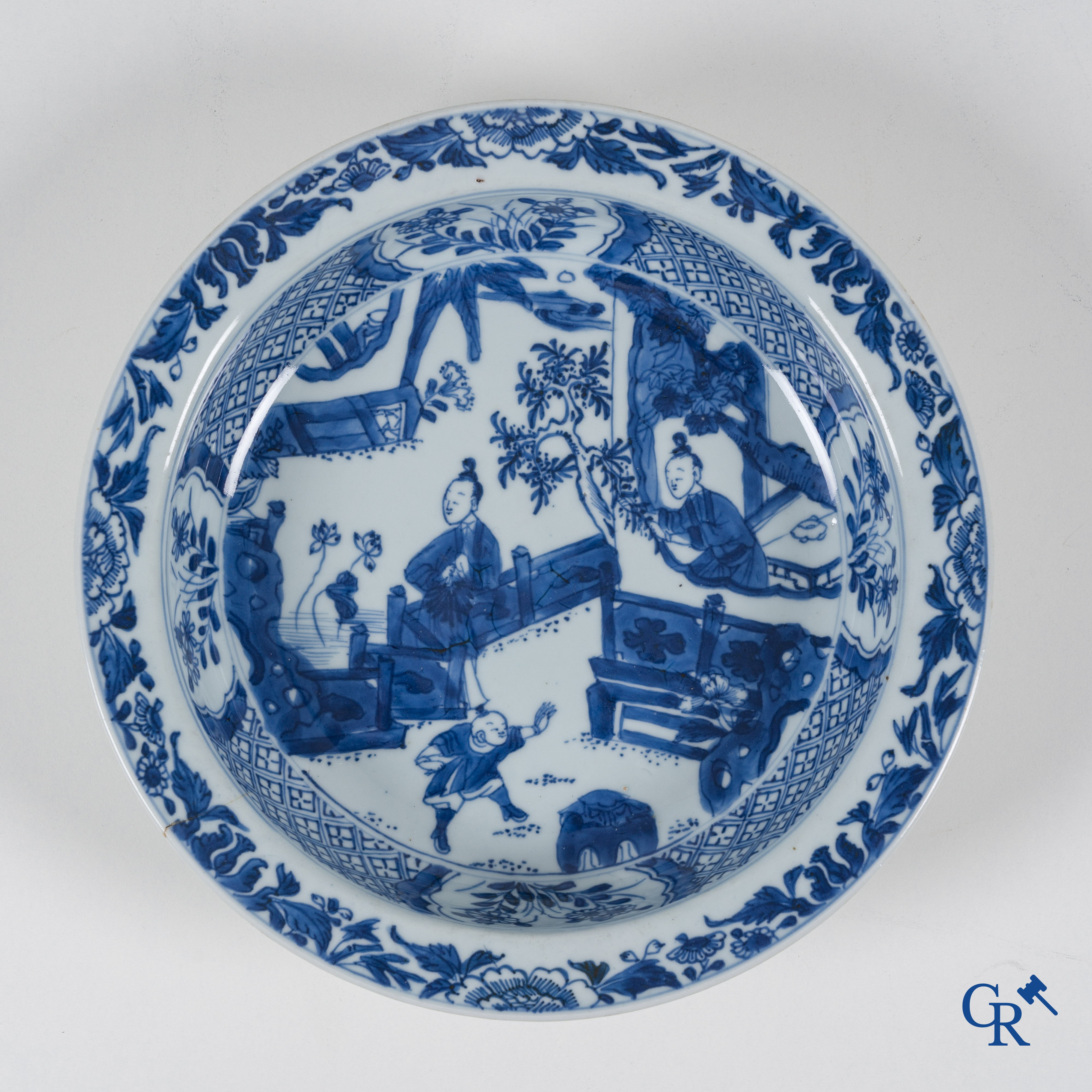 Asian Art, Chinese porcelain. A pair of deep dishes with ladies in blue and white porcelain. Kangxi/Yongzheng period.