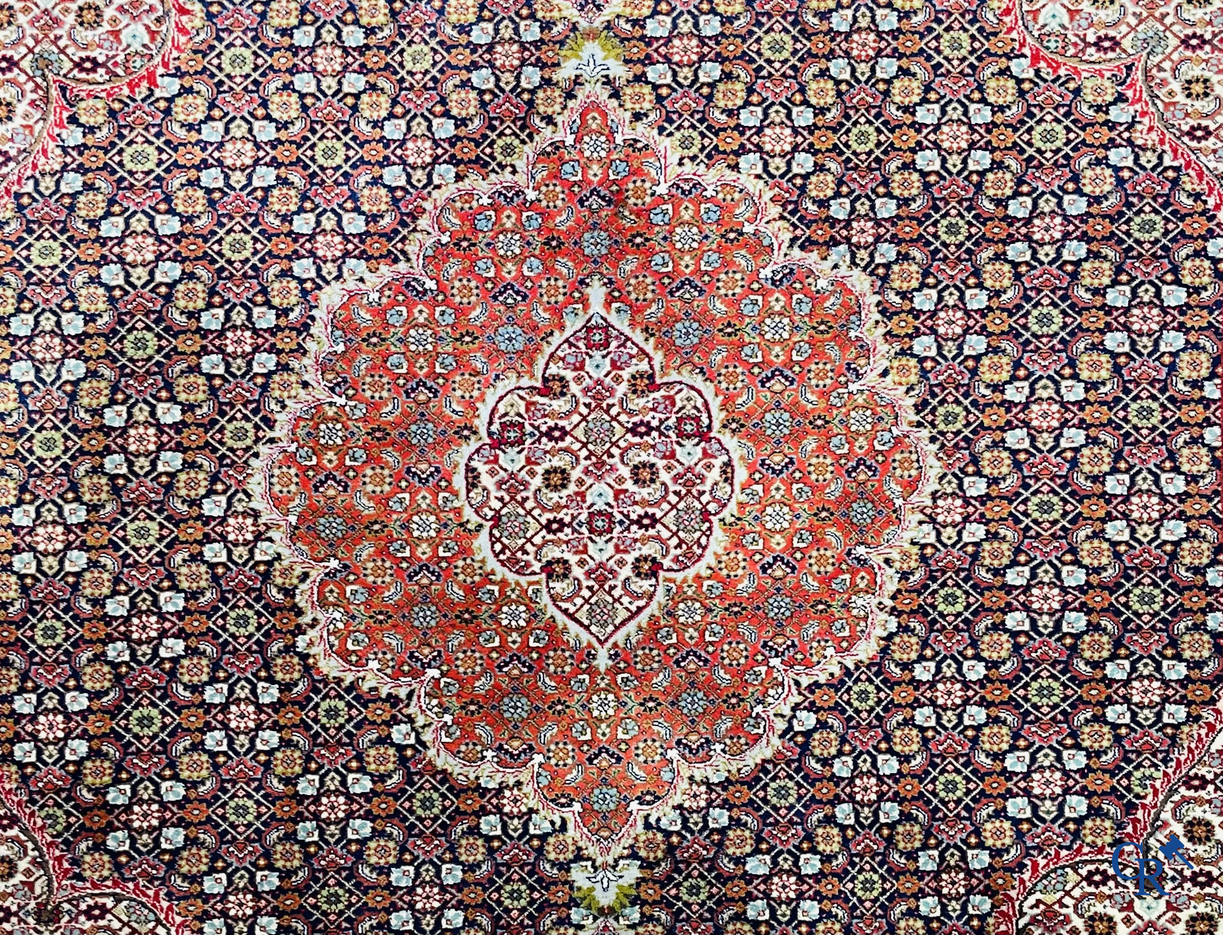 Tapis d'Orient: Tabriz, Iran. Grand tapis persan noué à la main.