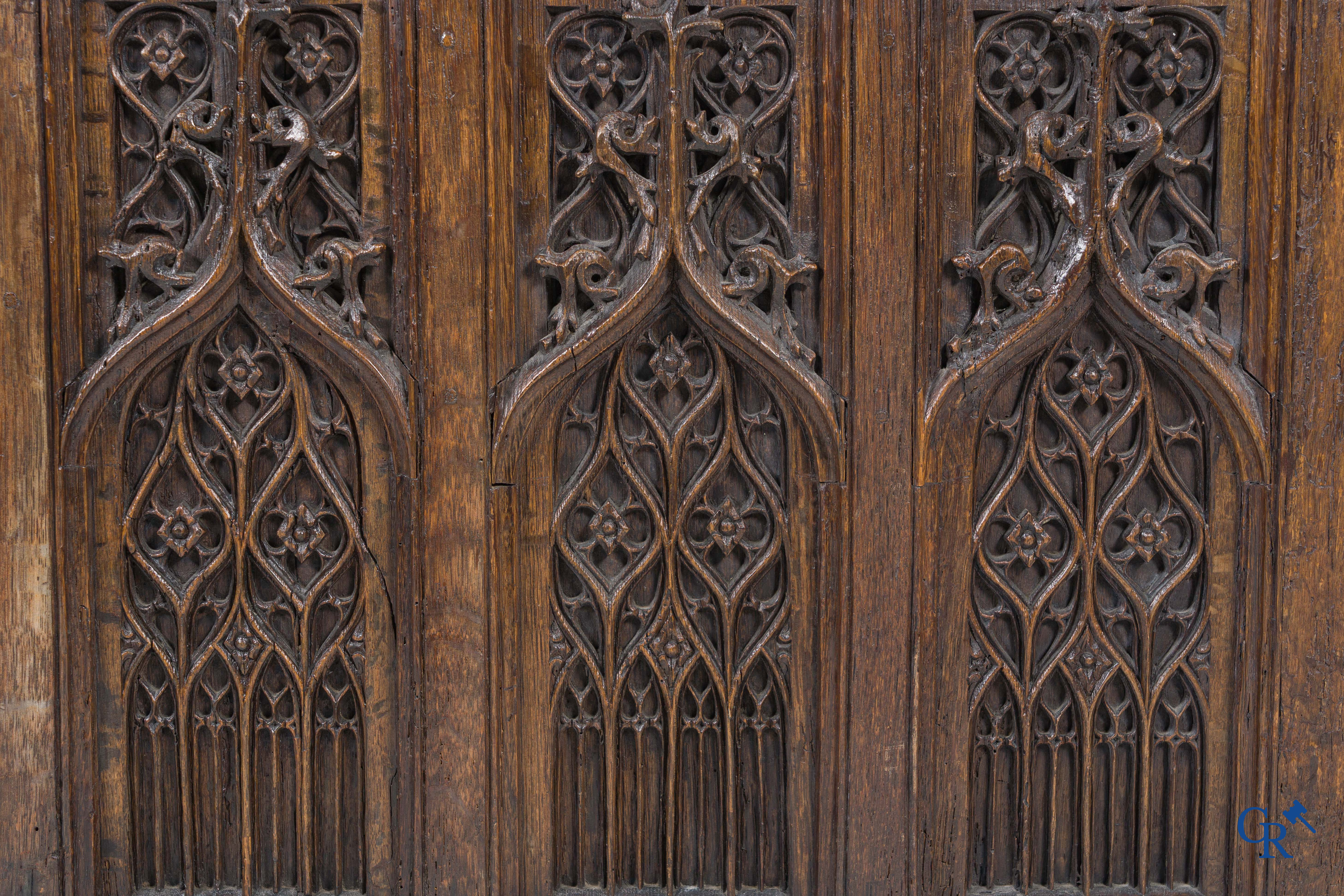 Gotiek. Een Gotische eikenhouten gesculpteerde koffer met zijn slotwerk in smeedijzer. 2de helft 15e eeuw.