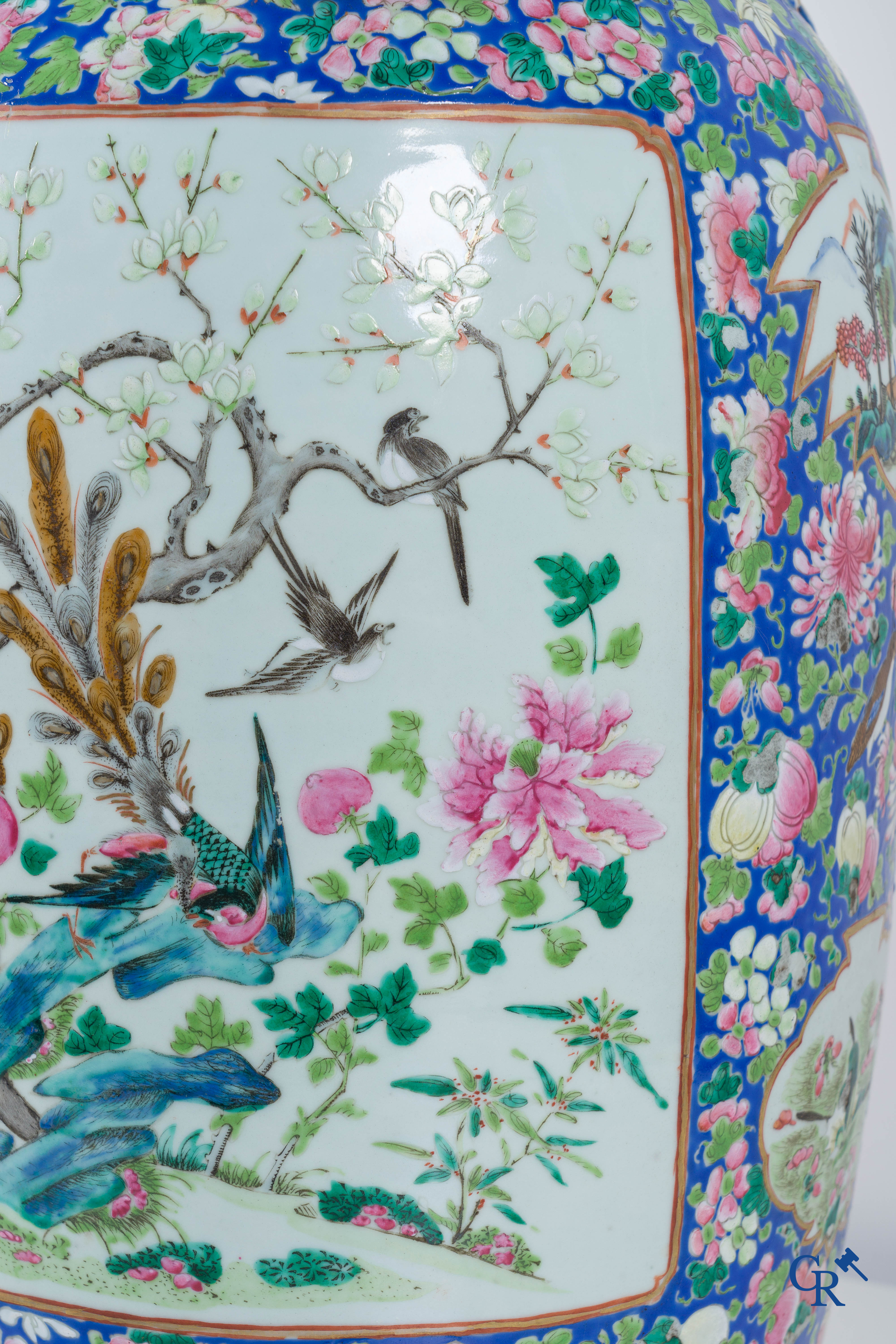 Art Asiatique: Porcelaine chinoise. Une paire d'importantes vases chinois avec un décor famille rose. Chine 19ème siècle.