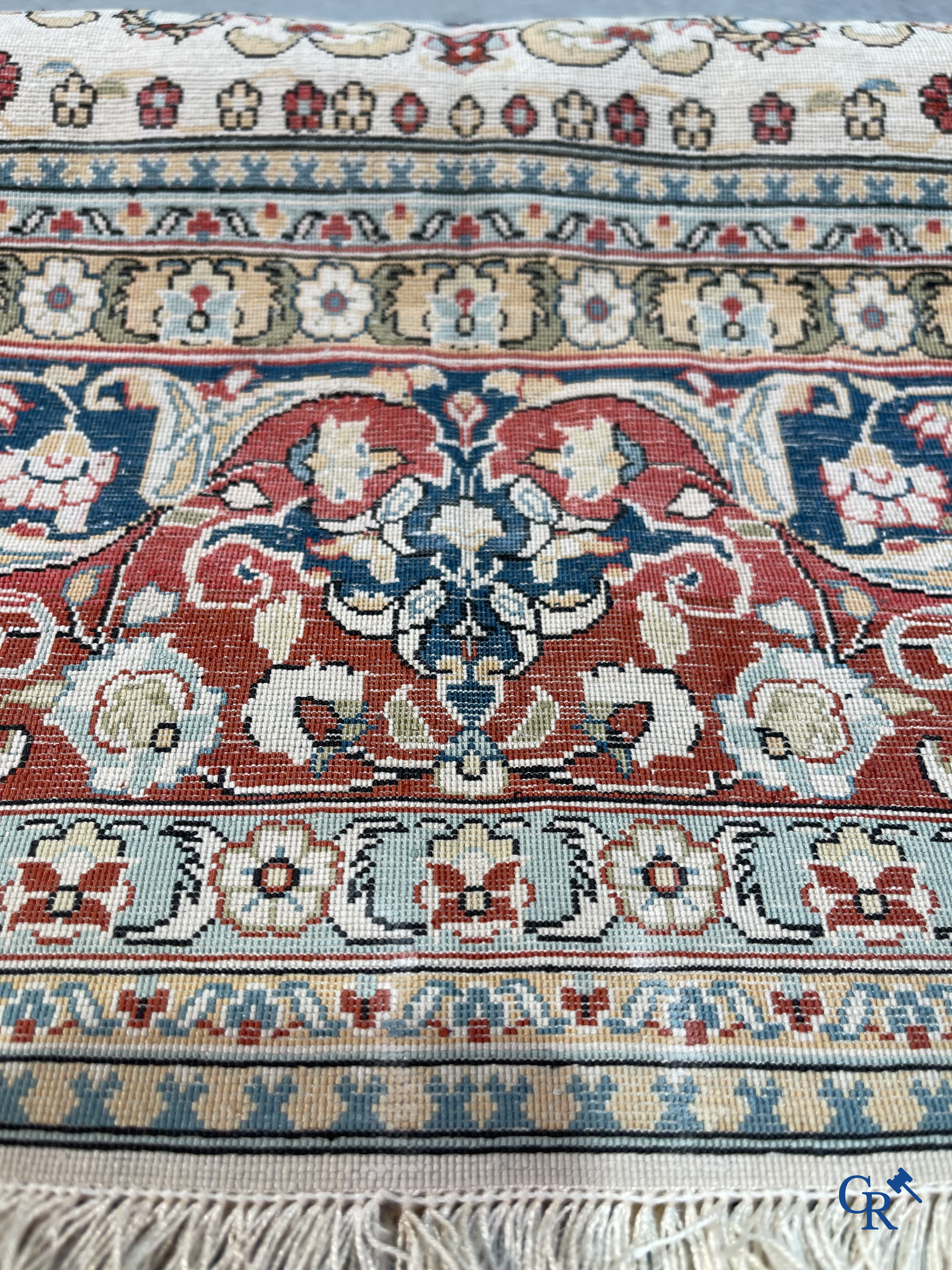 Tapis d'Orient: Hereke, un tapis en soie finement noué au décor floral.