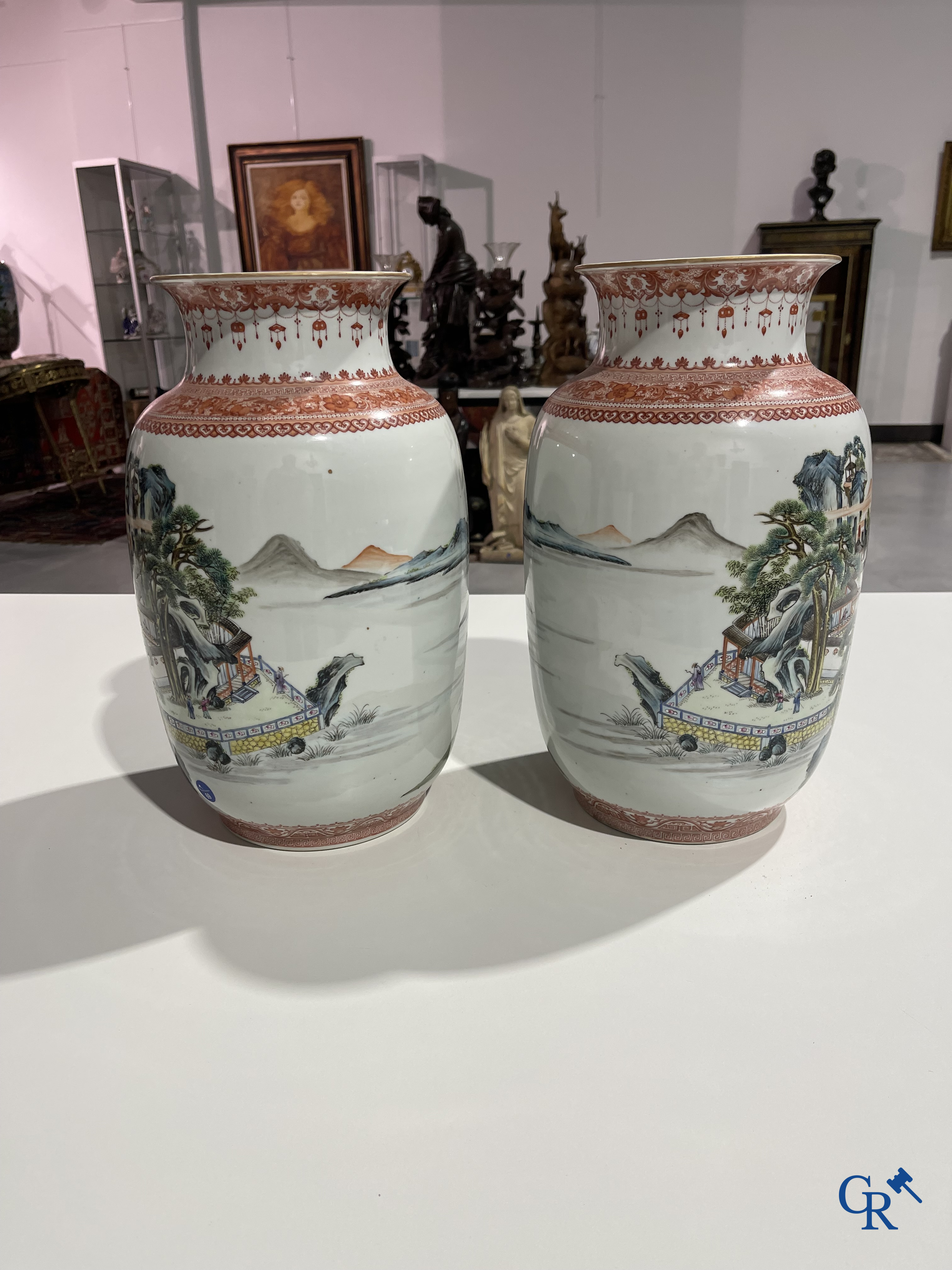 Art Asiatique, porcelaine chinoise. Une paire de vases chinois avec un décor de chevaux et de personnages.