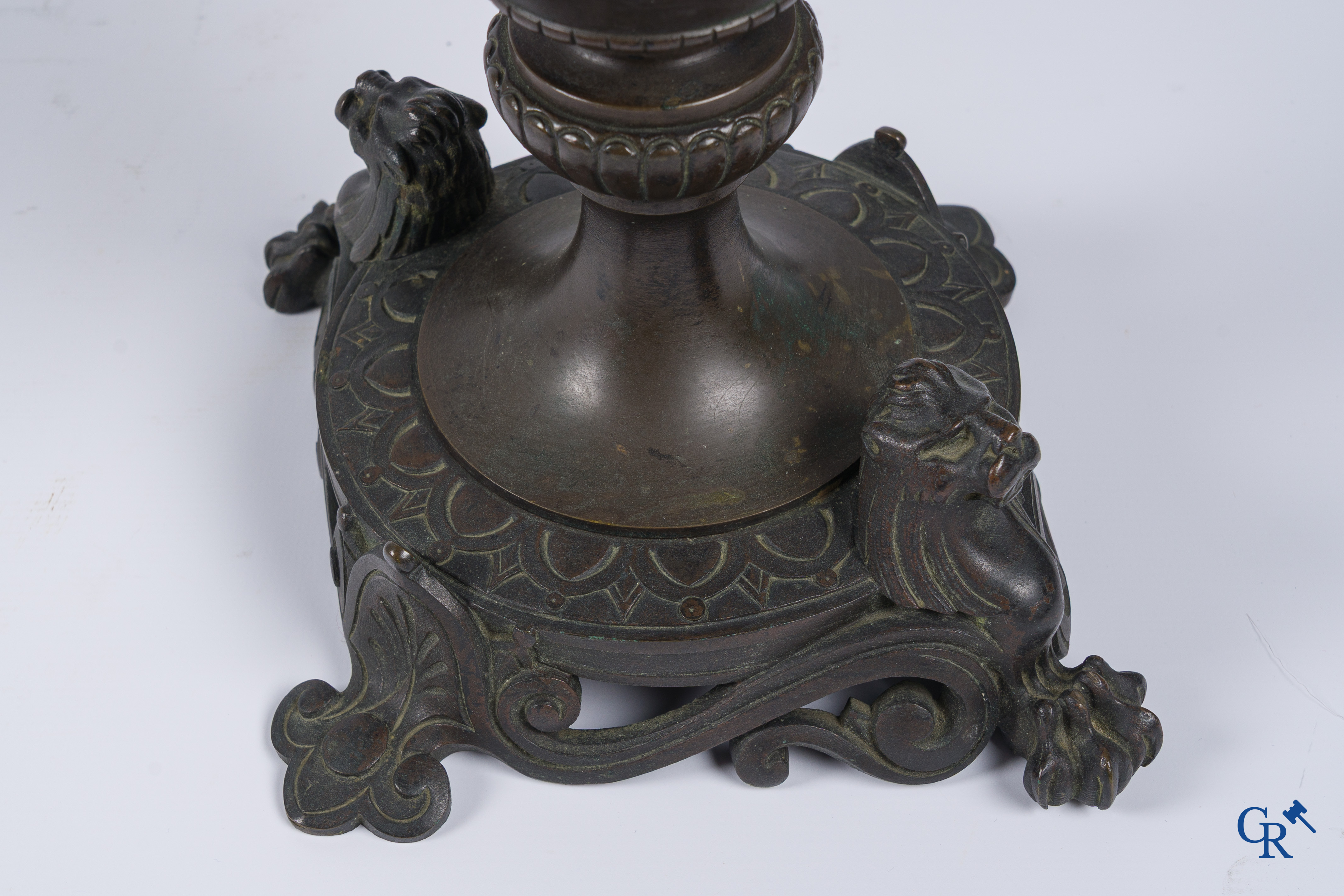 Louis Léon Cugnot (1835-1894) Une grande garniture de cheminée, 3 pièces en bronze "La Fileuse" Signé L. Cugnot.