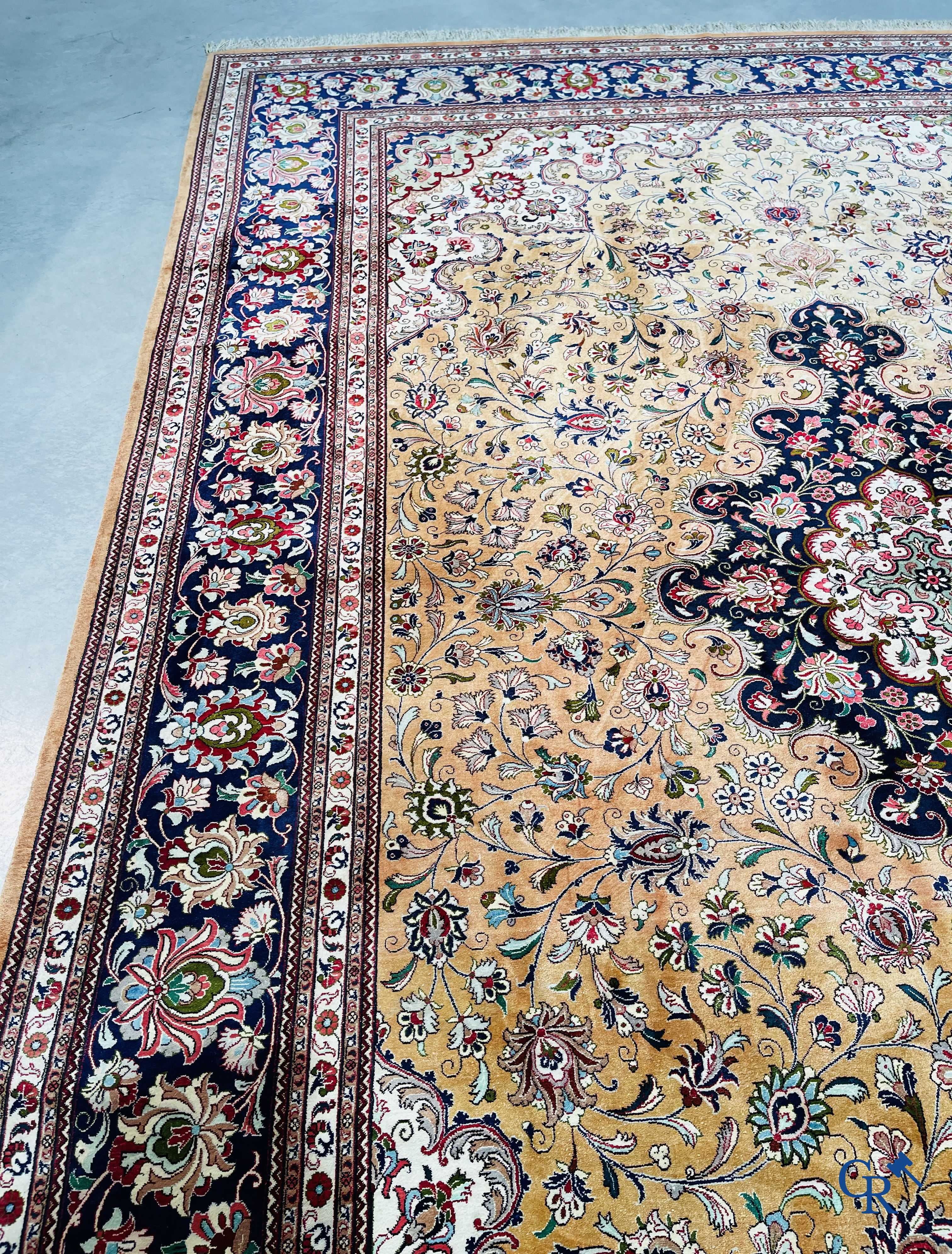 Tapis d'Orient: Ghoum, Iran. Exceptionnel tapis noué à la main en soie.