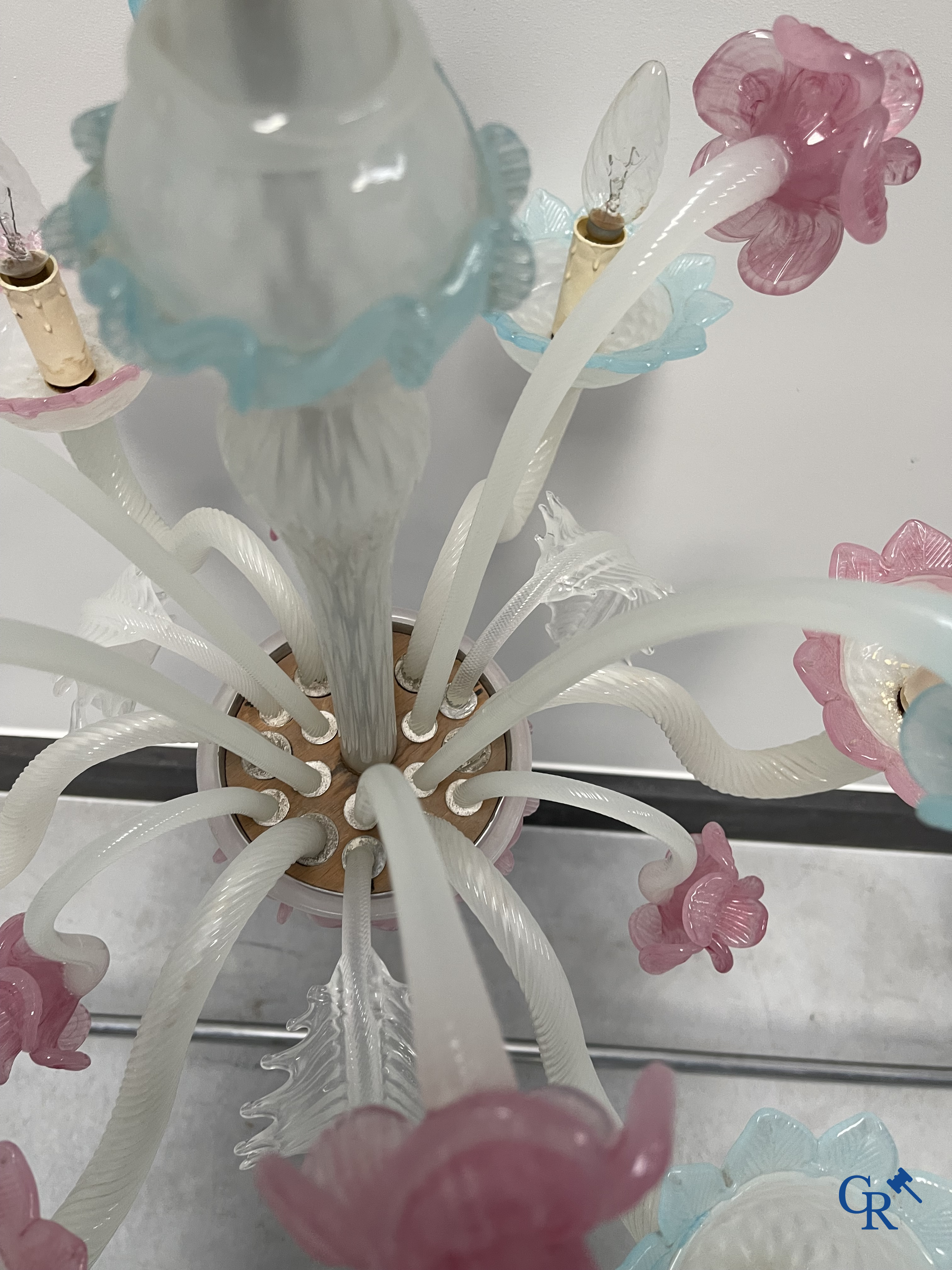 2 grands lustres vénitiens.