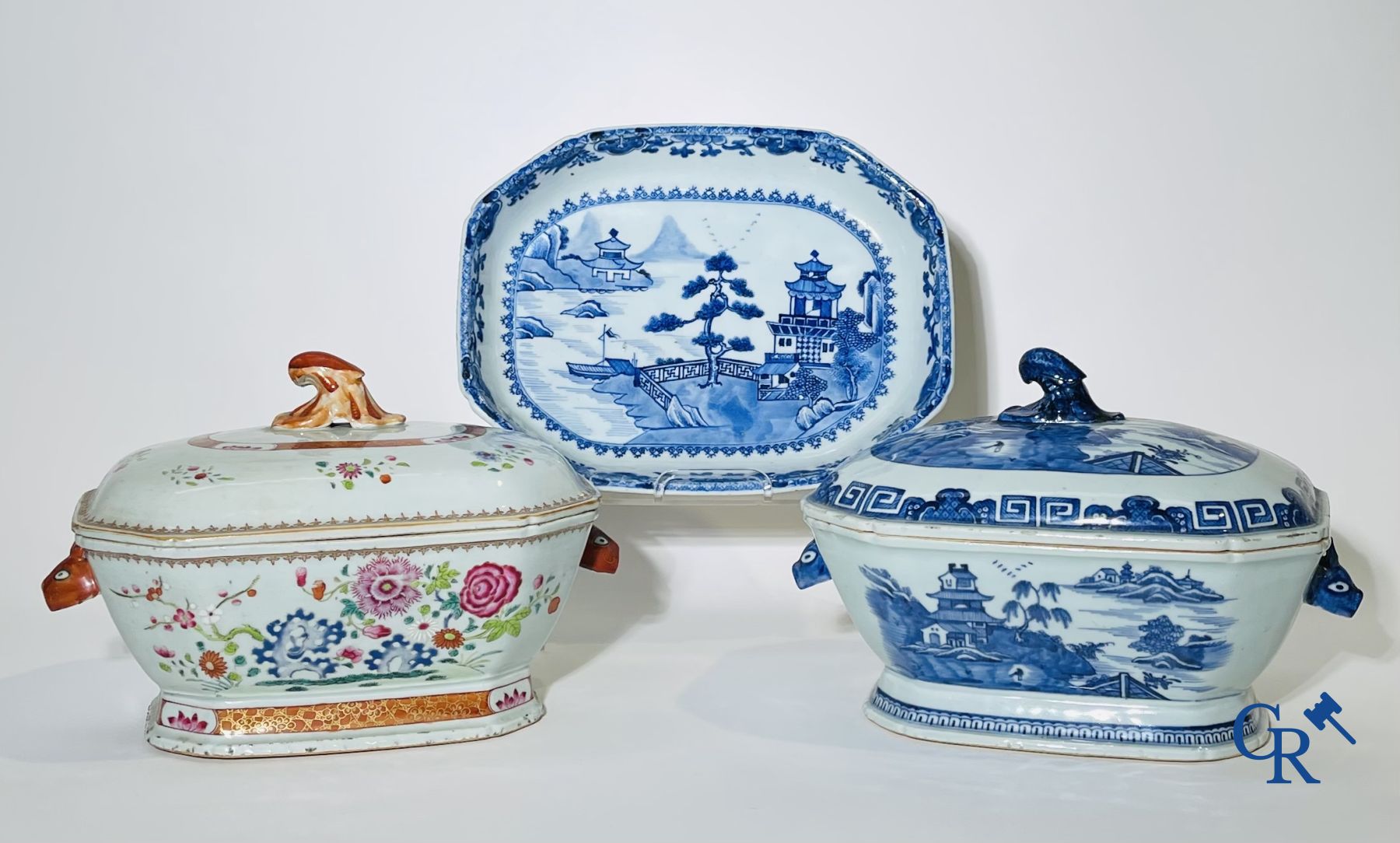 Chinese Porcelain: 2 tureens and a saucer in Chinese porcelain.