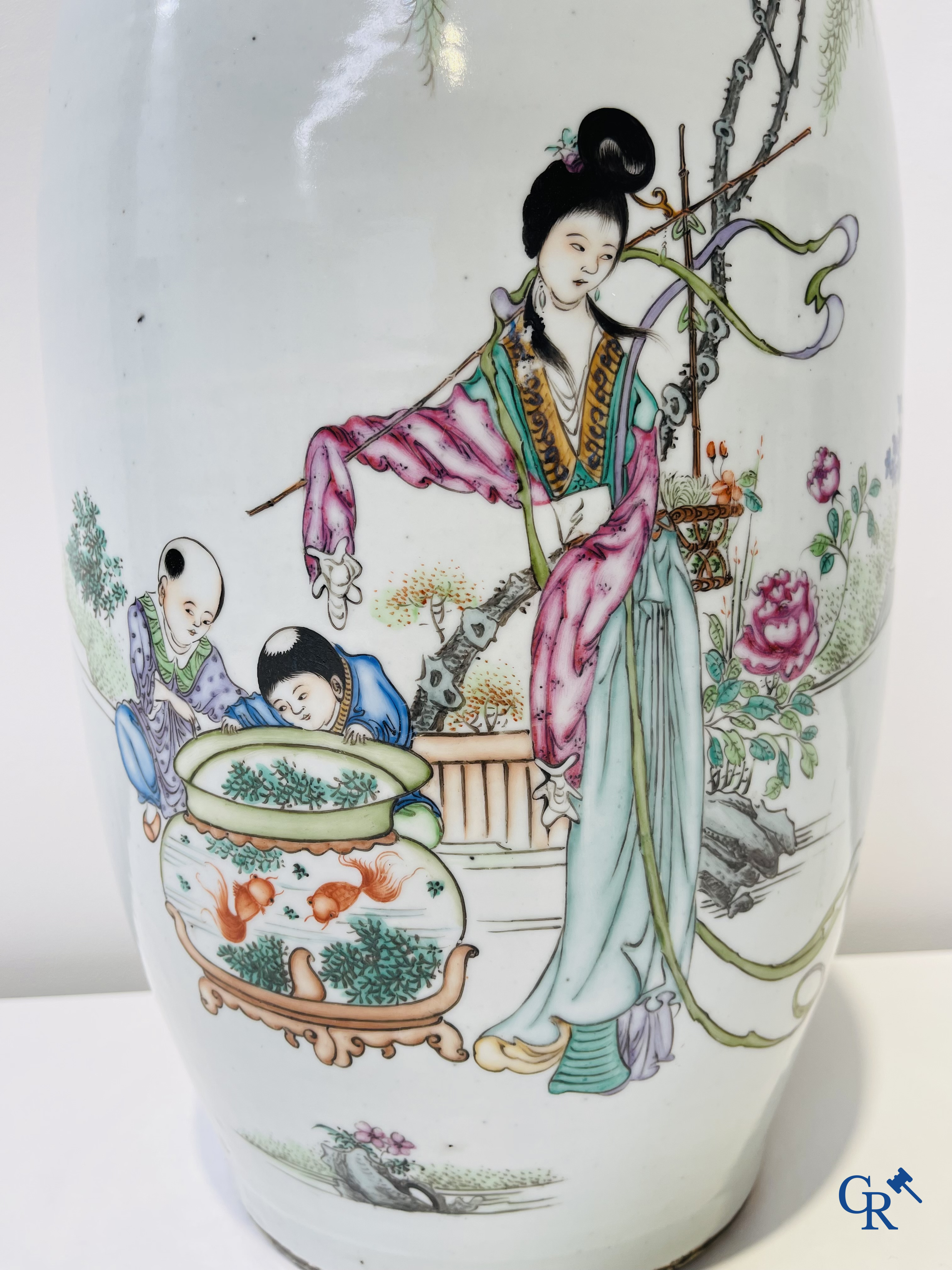 Art Asiatique: Porcelaine chinoise, vase Chinois représentant une dame et des enfants jouant autour d'un aquarium.