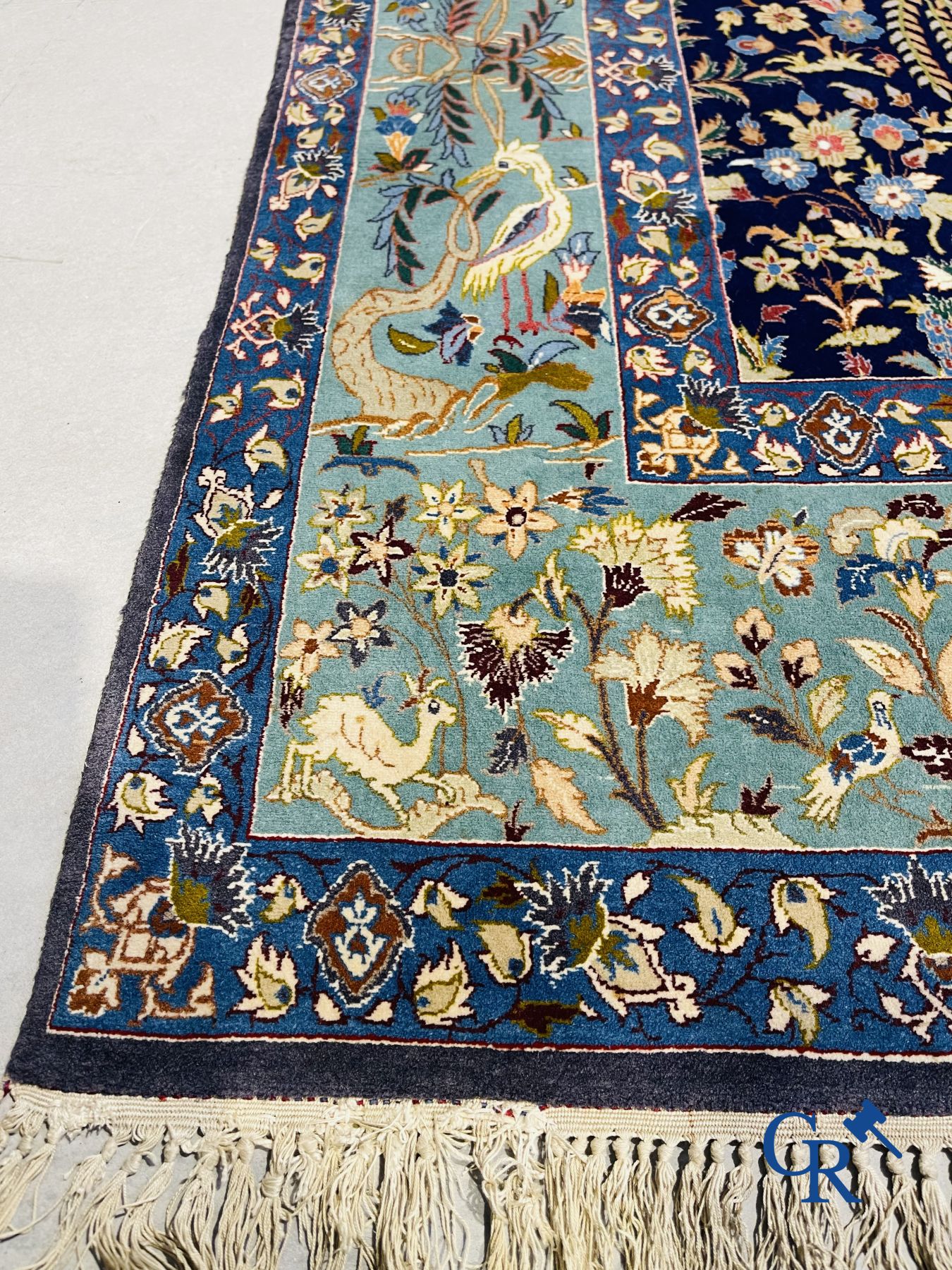 Tapis: Iran. Ispahan, tapis persan noué à la main avec un décor d'animaux, d'oiseaux, de plantes et de fleurs.