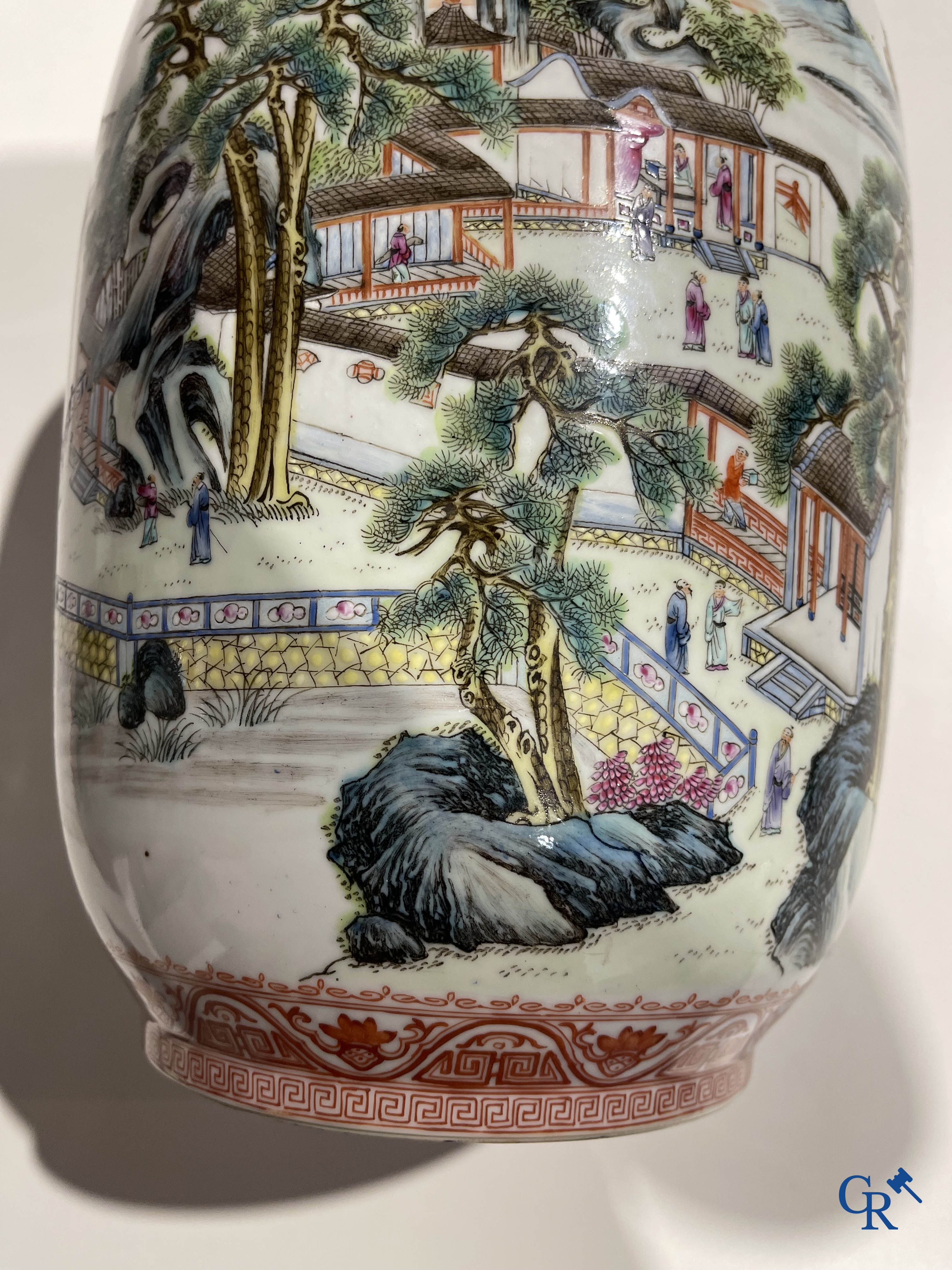 Art Asiatique, porcelaine chinoise. Une paire de vases chinois avec un décor de chevaux et de personnages.