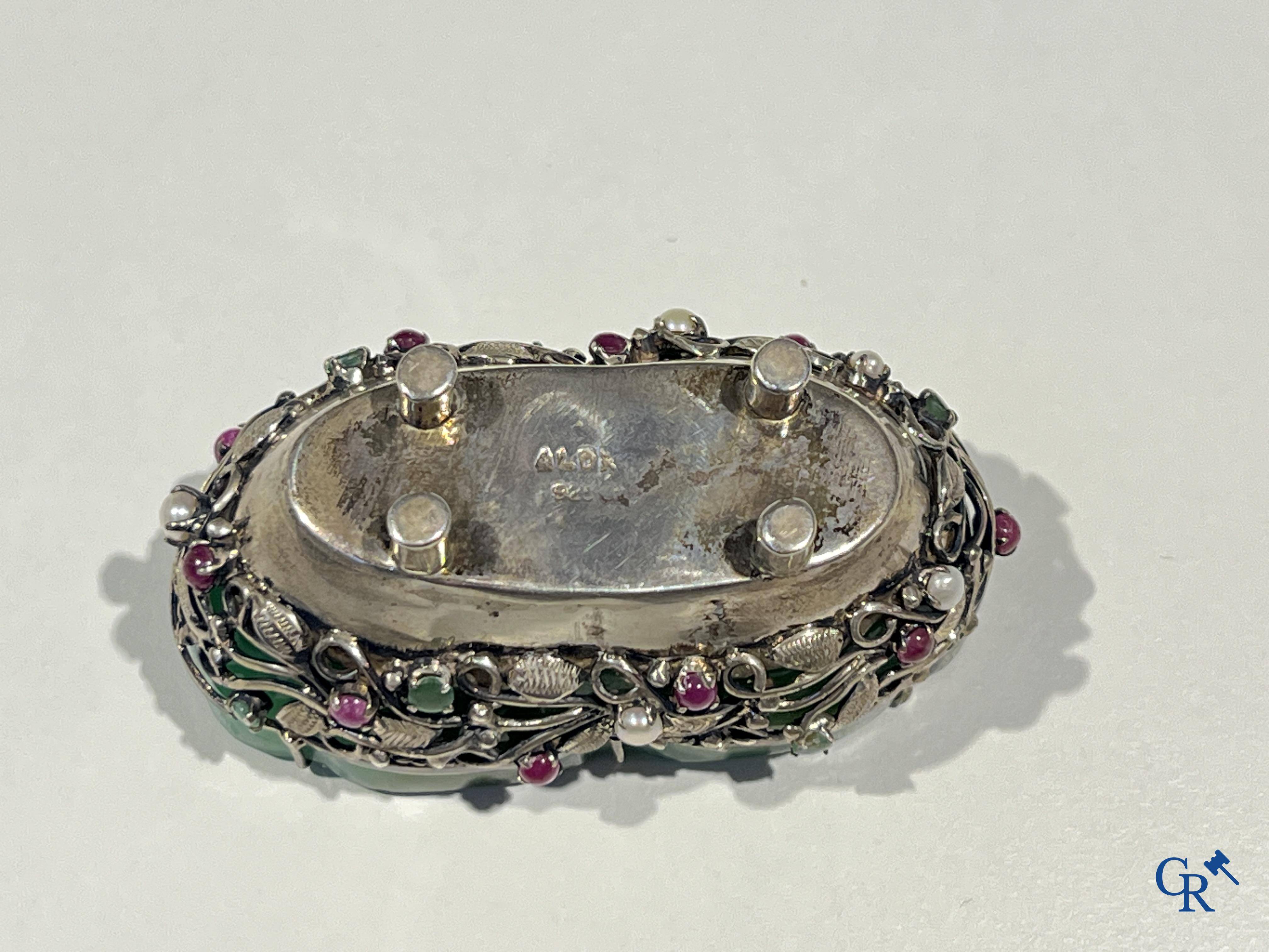 Jade/Silver: Jade coupe mounted in a silver frame (925°/00).