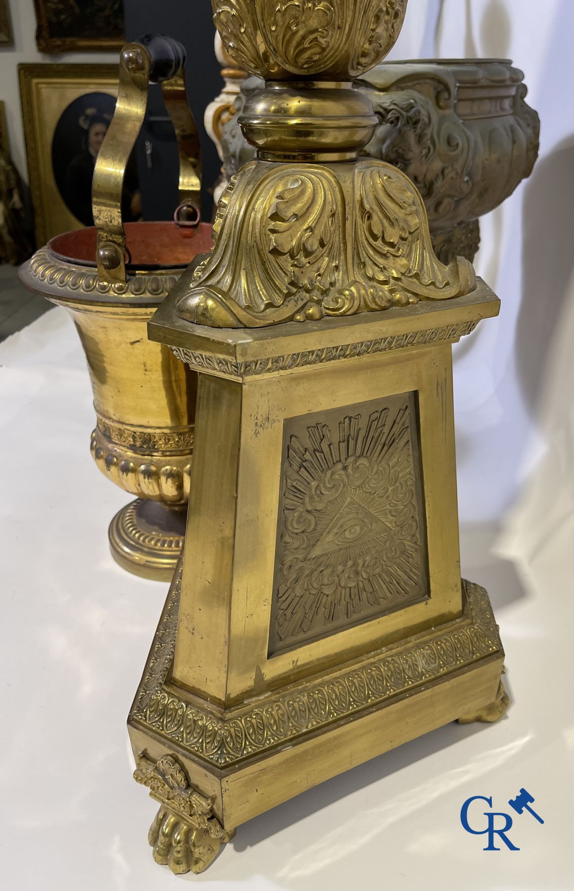 Lot d'objets religieux en bois et cuivre. XVIIIe - XIXe siècle. 4 chandeliers, une jardinière en cuivre, une cloche d'église et autres.