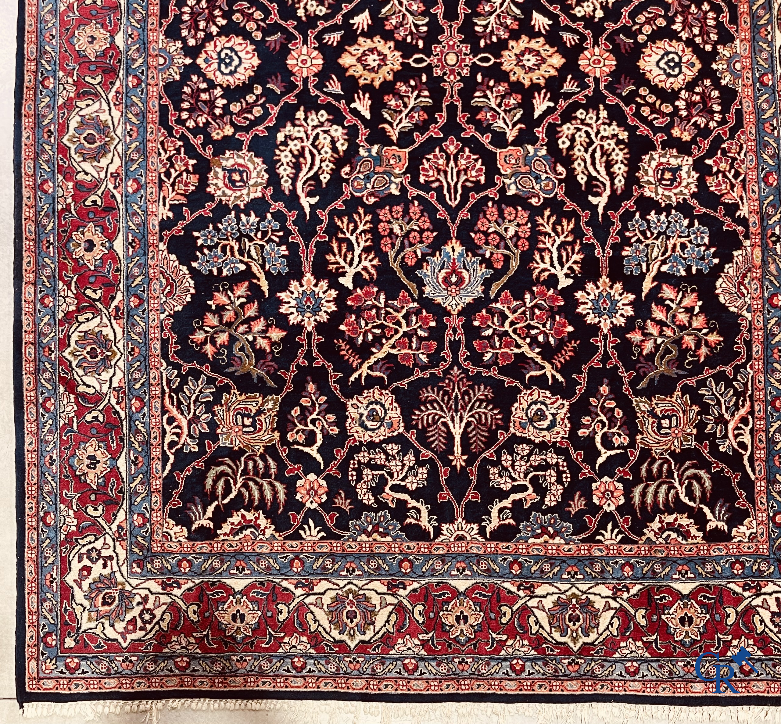 Tapis d'Orient. Iran. Grand tapis persan noué à la main avec un décor floral.