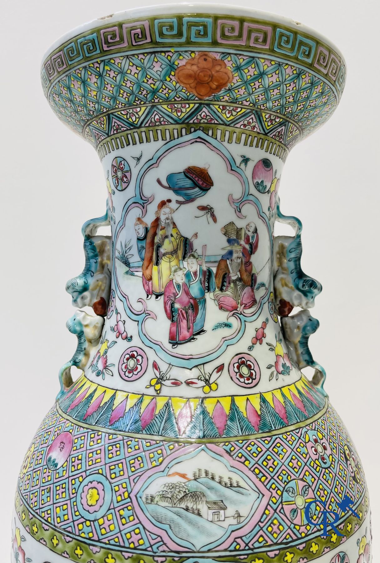 Art Asiatique: Porcelaine chinoise, une paire de vases  famille rose avec des scènes de cour. XIXe siècle.