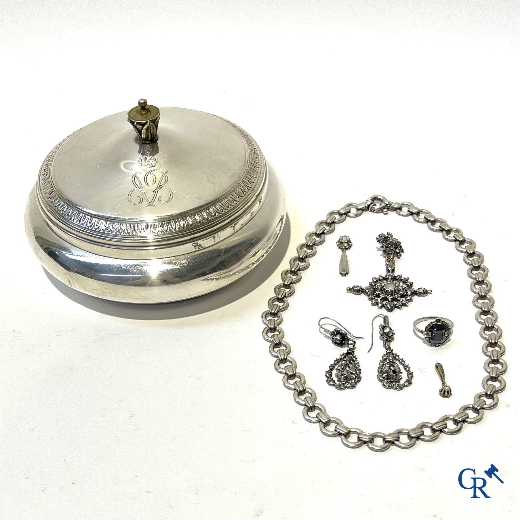 Een kavel met diverse oude juwelen in goud en zilver, een zilveren dekseldoos bijgevoegd.