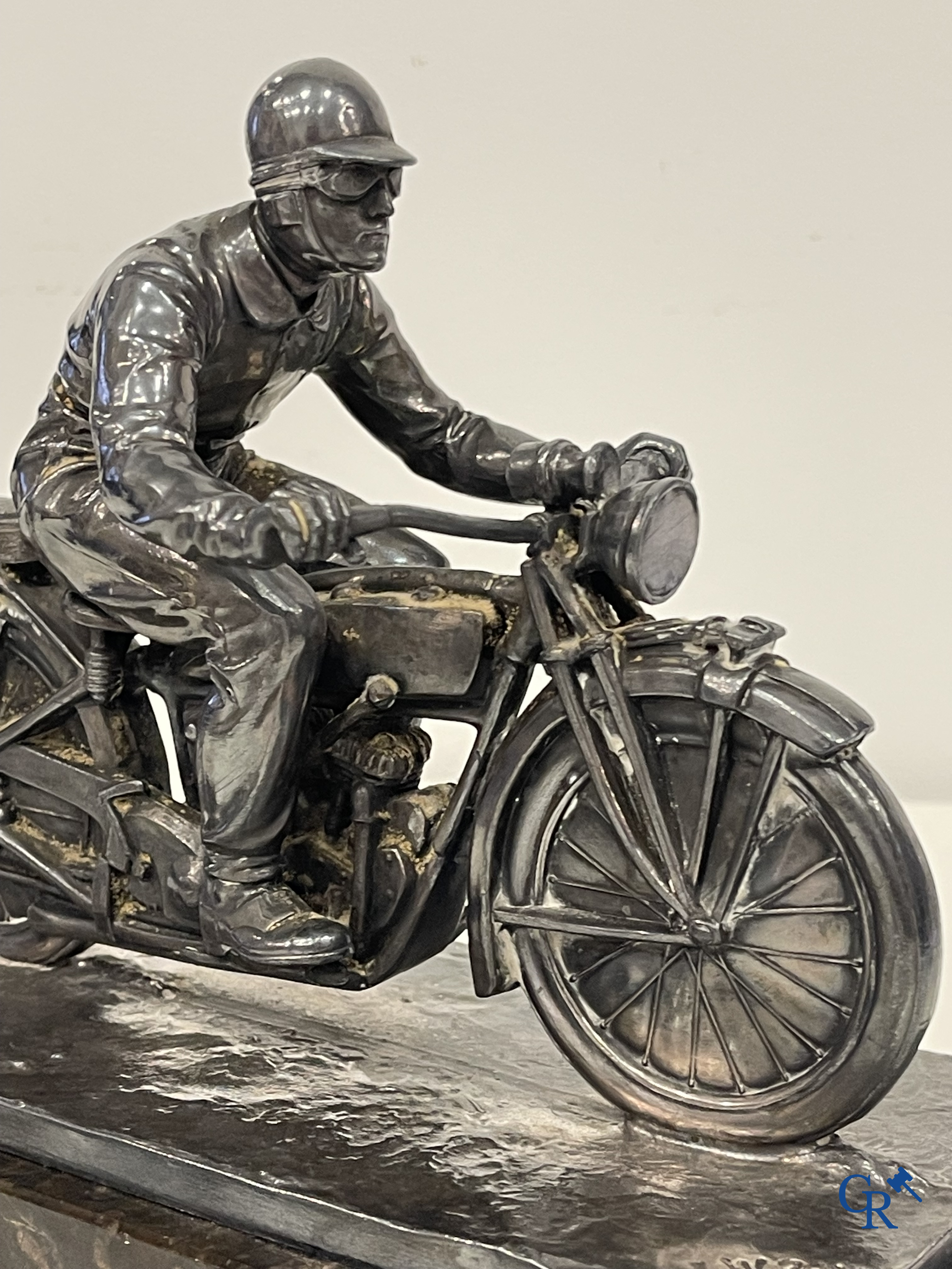 Een verzilverde motorfiets race trofee gemodelleerd als een motorrijder in outfit uit de tijd. Circa 1930.