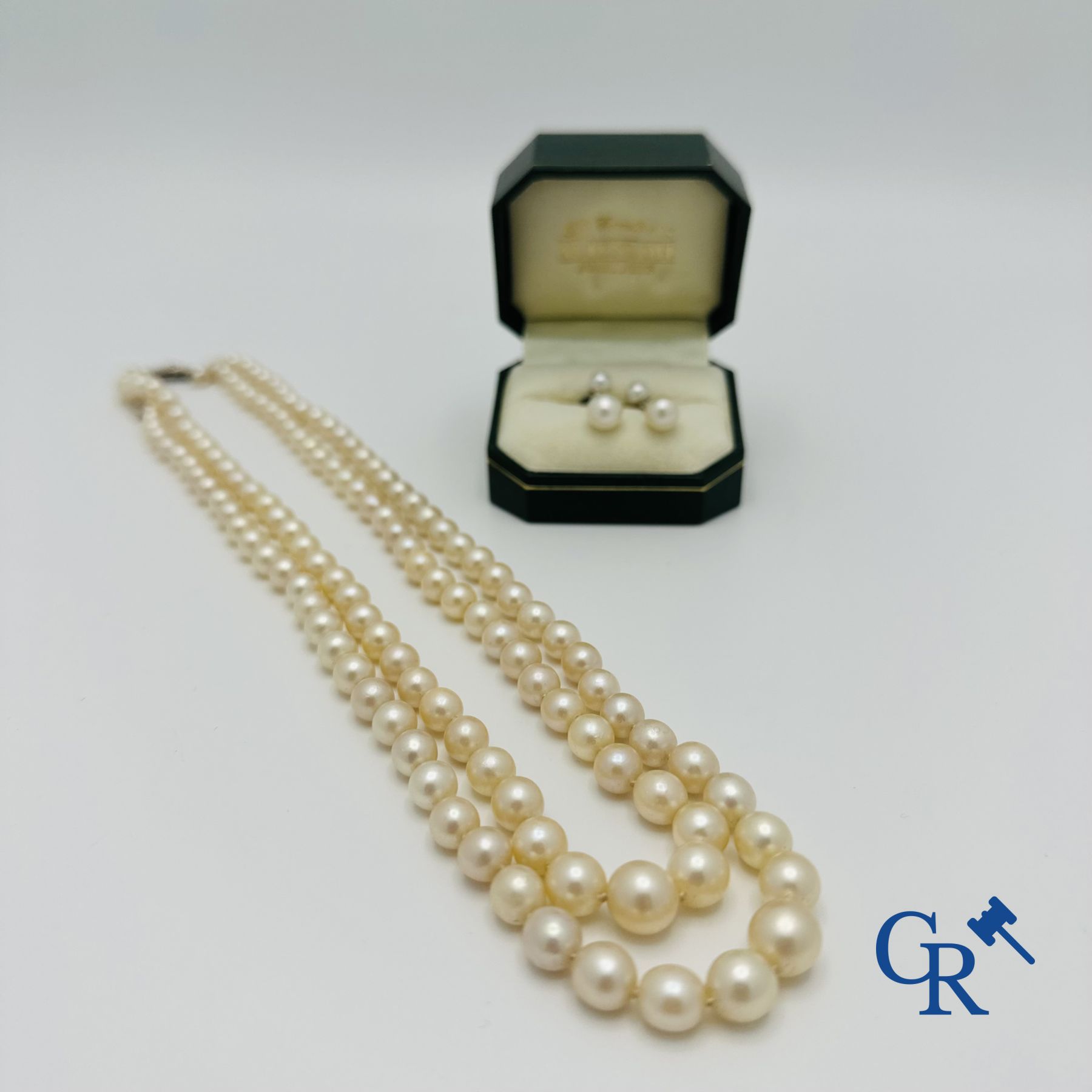 Jewellery: Lot consisting of a pearl necklace with gold clasp 18K and a pair of earrings in white gold 18K.