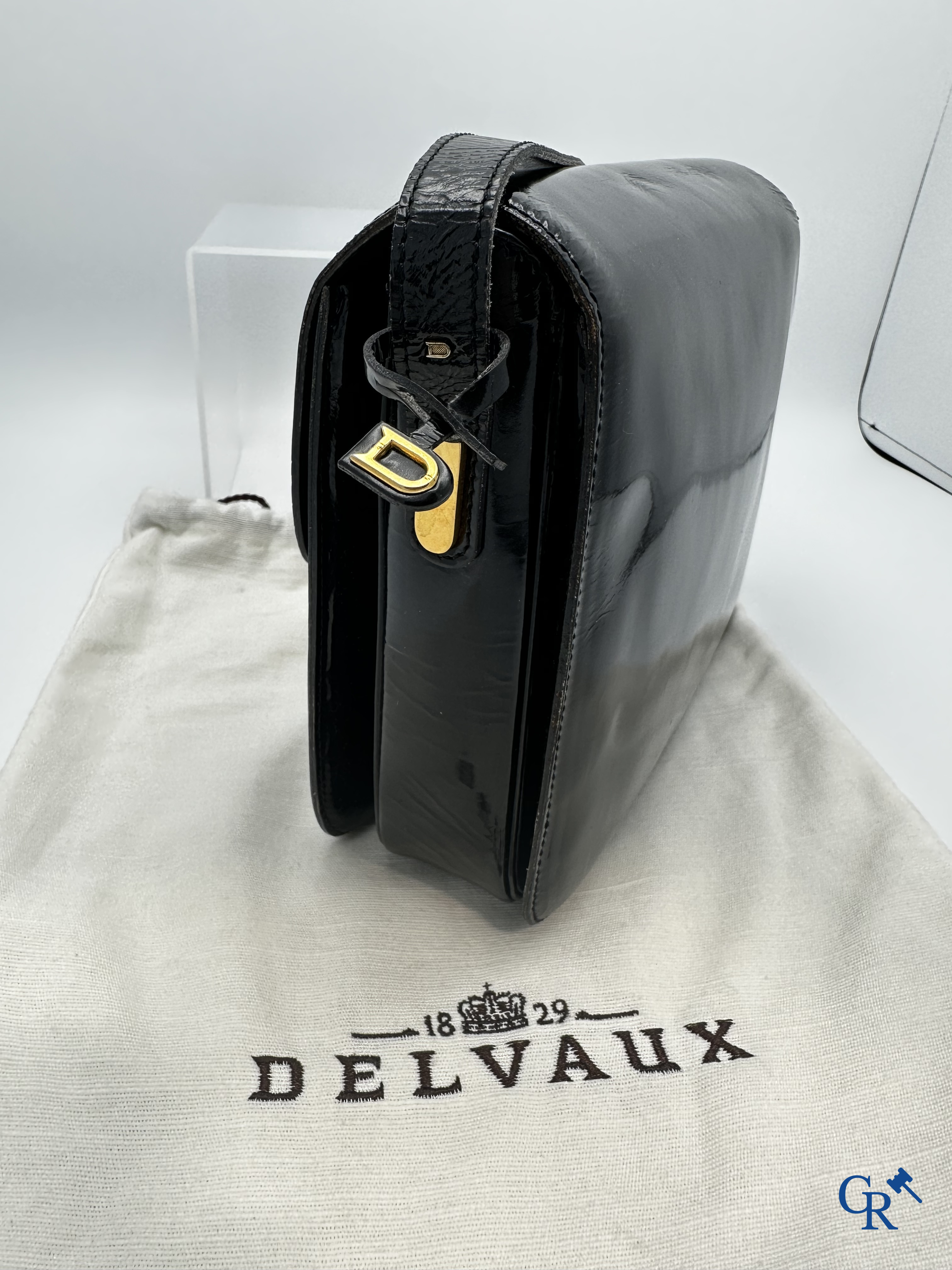 Delvaux: Handbag in black leather.