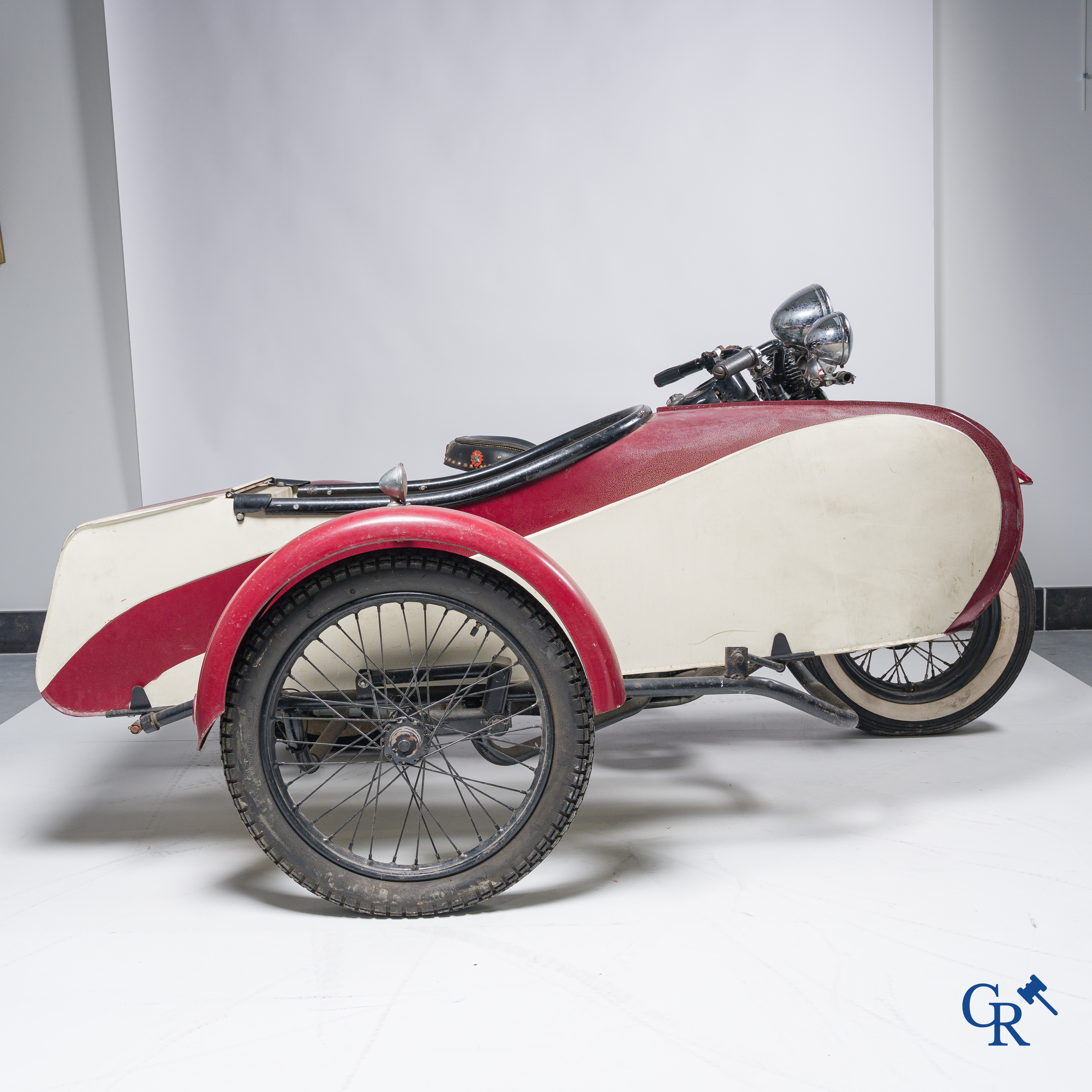 Harley Davidson, type WLA 750cc, circa 1940. Met zijspan uit latere periode. (schuurvondst)