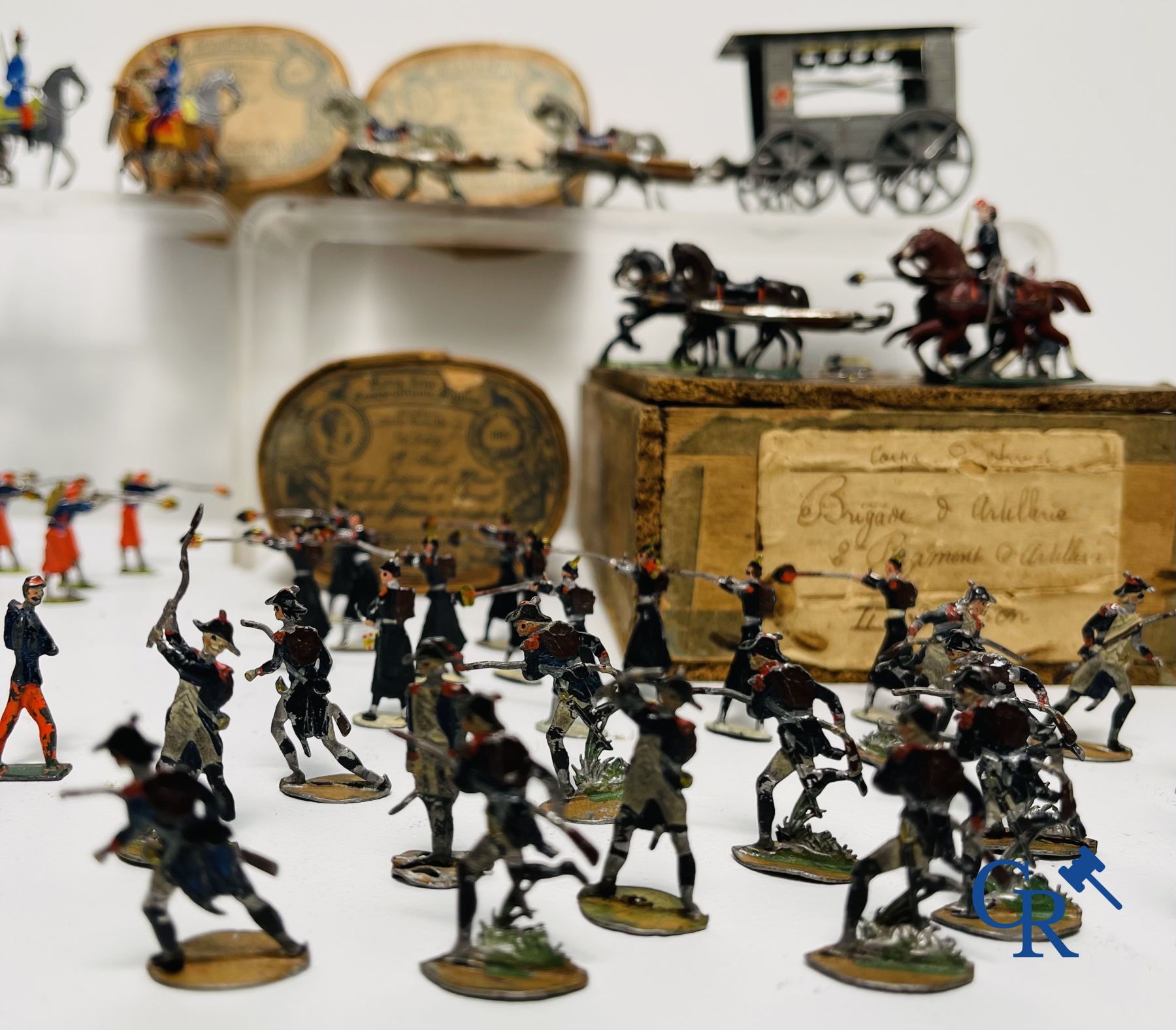 Antique toys: Large lot of tin soldiers and carriages. Heinrichsen in Nuremberg.