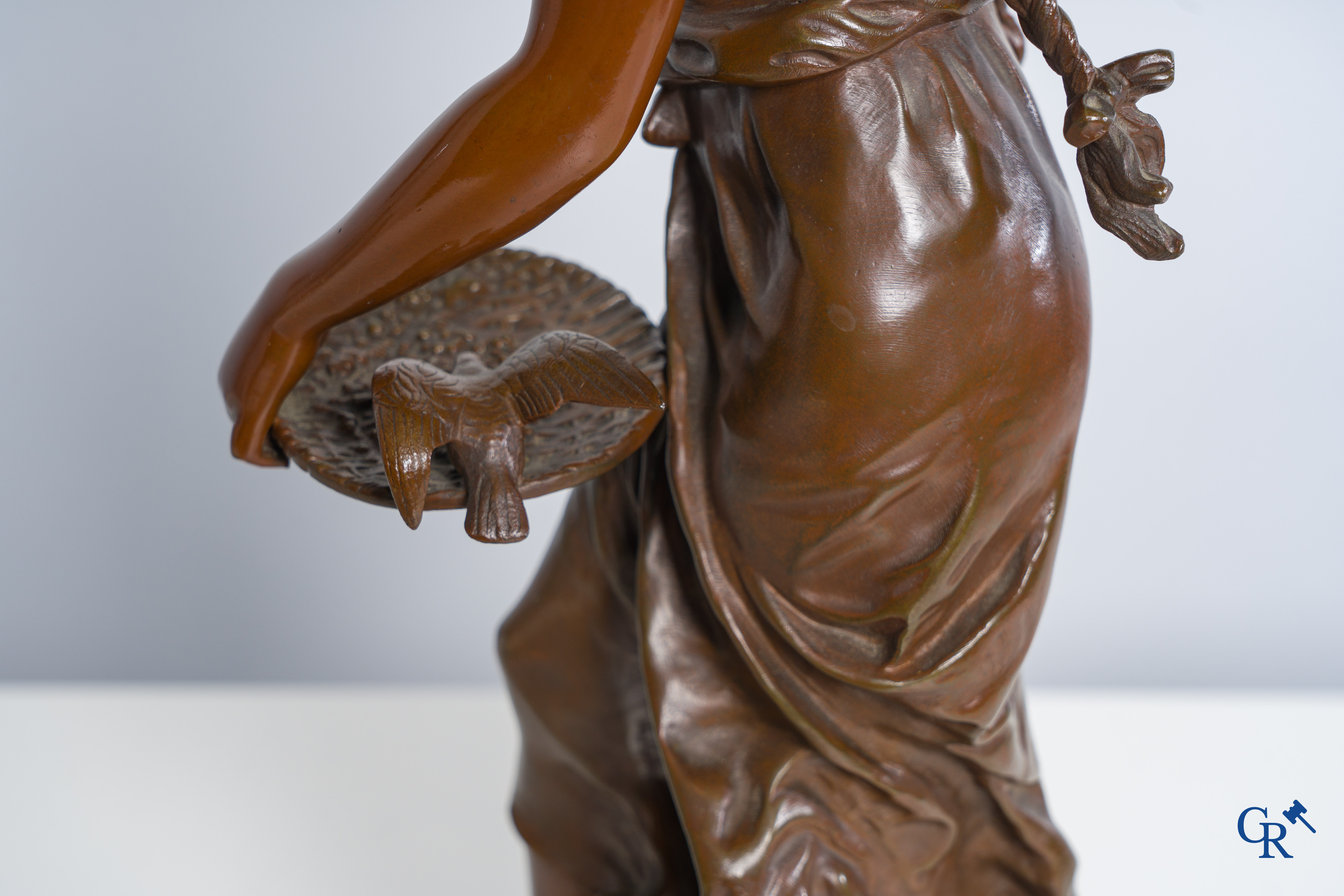 Hippolyte Moreau (1832-1927) "Charmeuse", Bronze statue with brown patina on a rotating base.