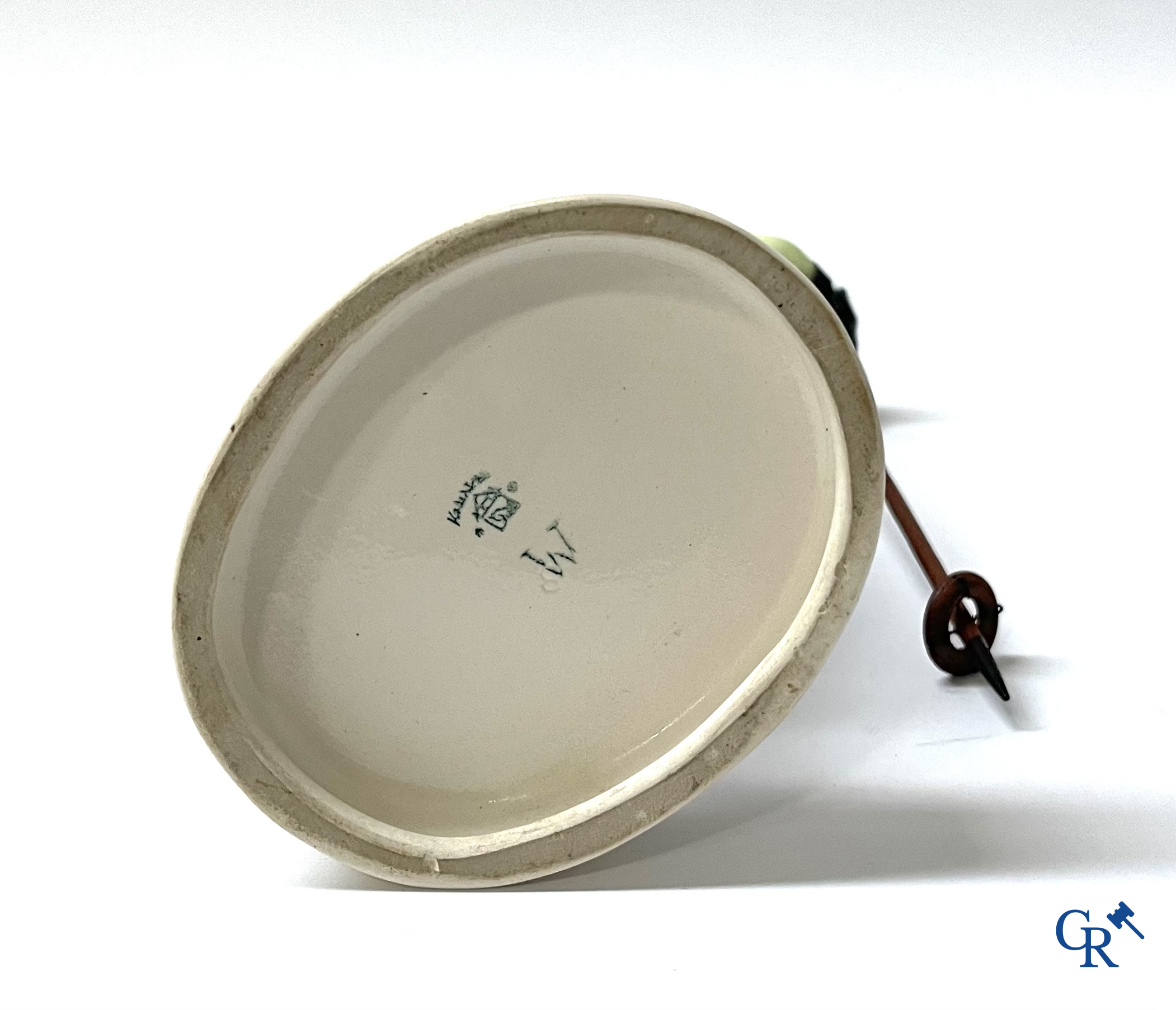 Hertwig en Company, Katzhütte, Thüringen. Een skiester in fijn polychroom en geglazuurd aardewerk. Circa 1930.