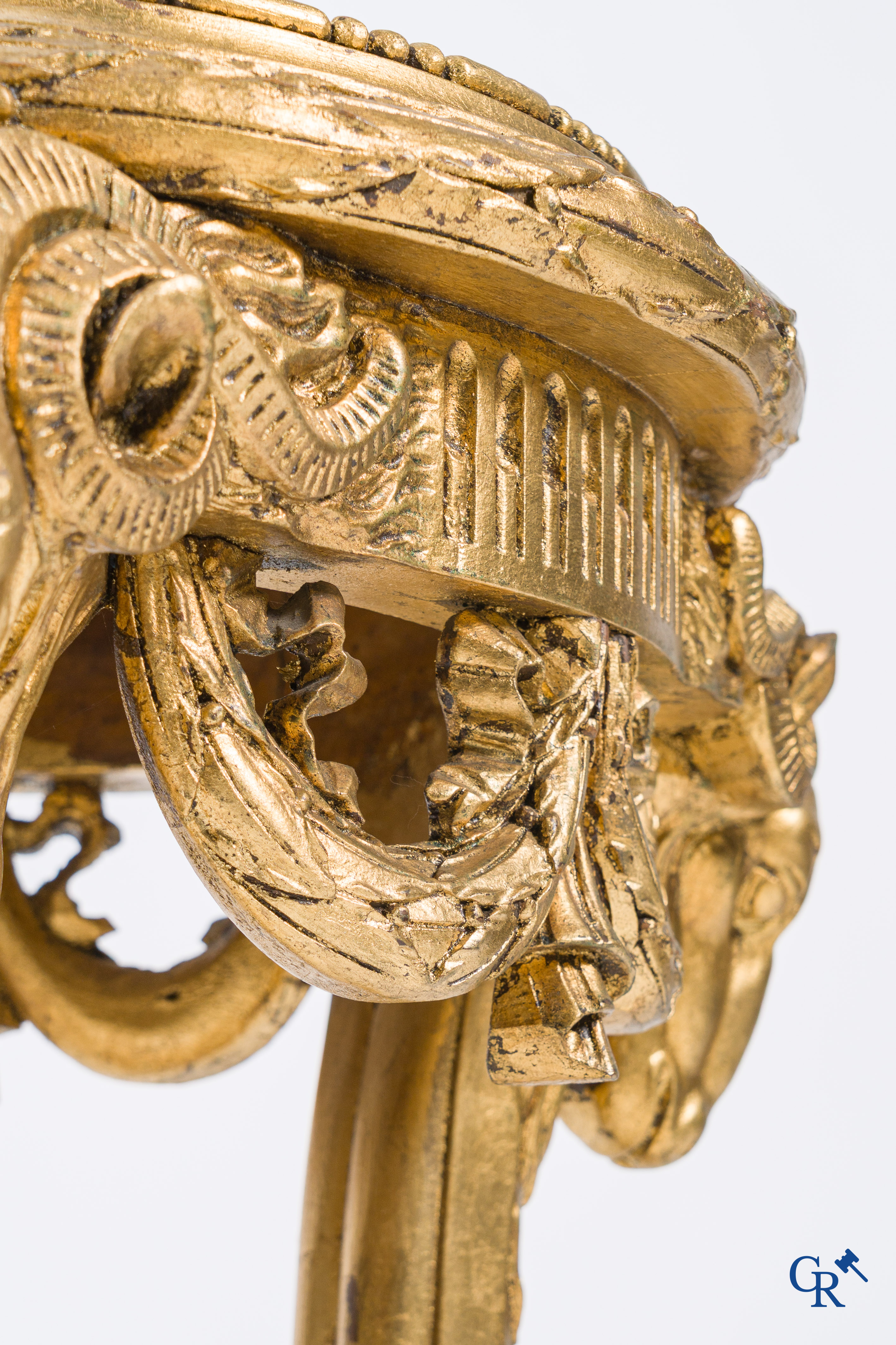 Un grand piédestal en bois sculpté et doré avec des têtes de bélier et guirlandes. Style LXVI, vers 1900.